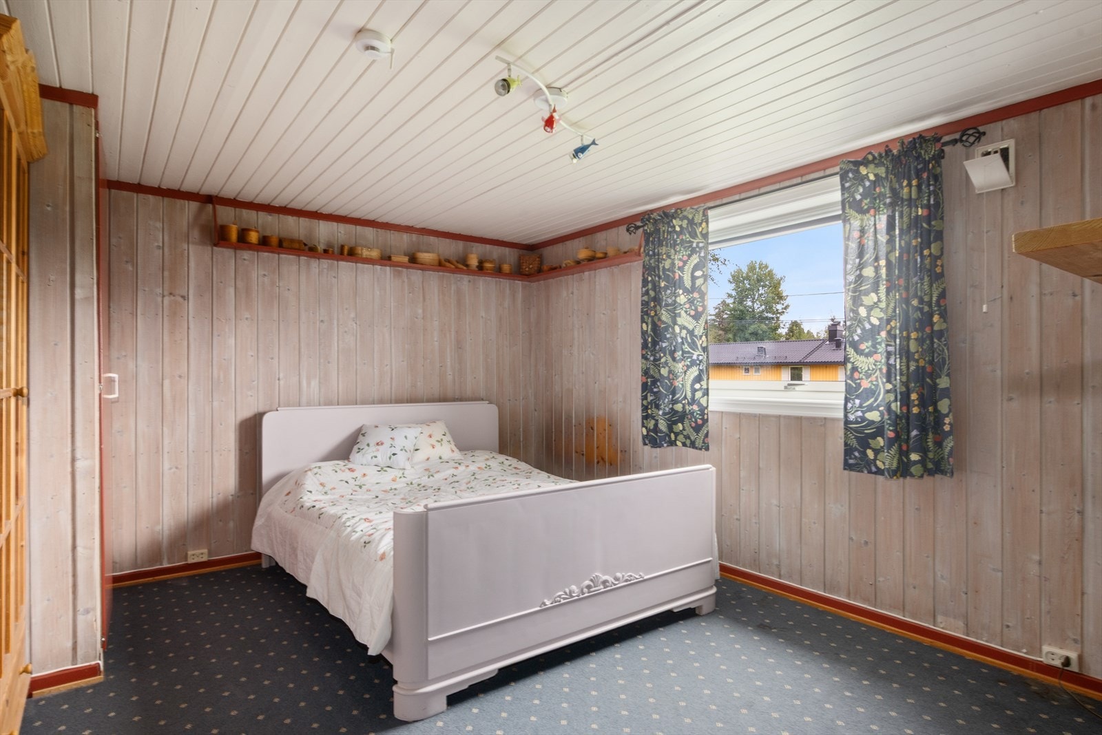 Dette soverommet ligger også i underetasje og har tepper på gulv. Galleribilde