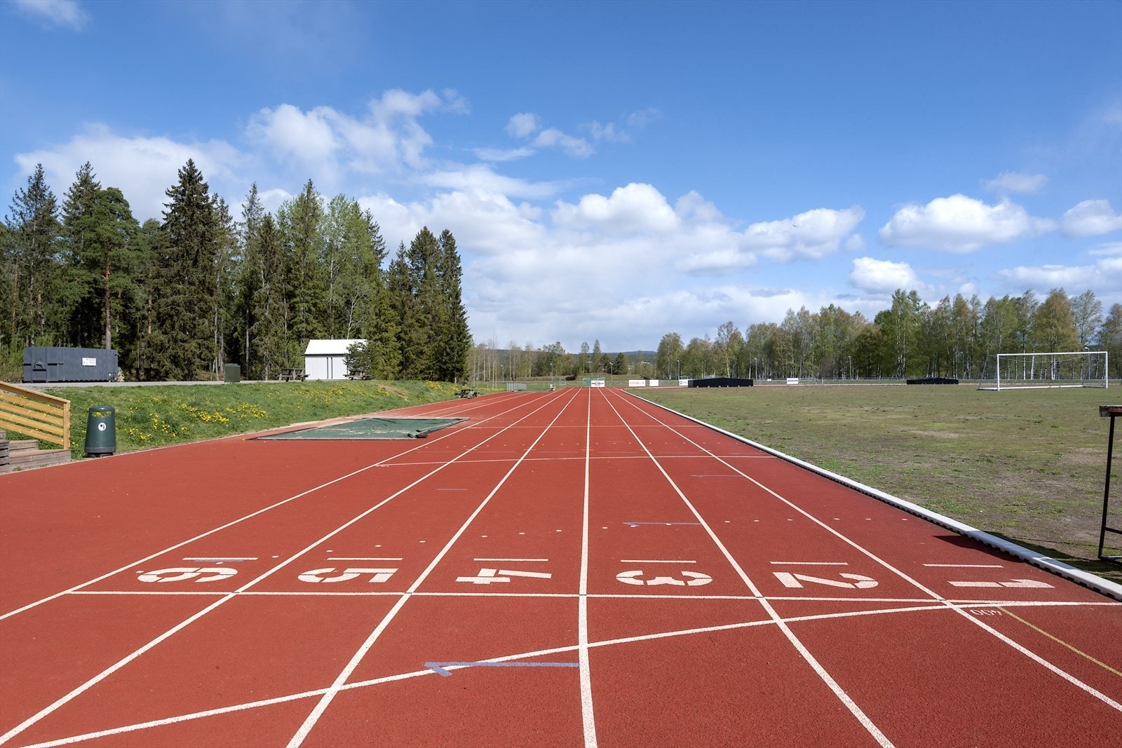 Et steinkast unna ligger Skansesletta, idrettsplass, tennis-anlegg og fotballbaner på rekke og rad :-) Galleribilde