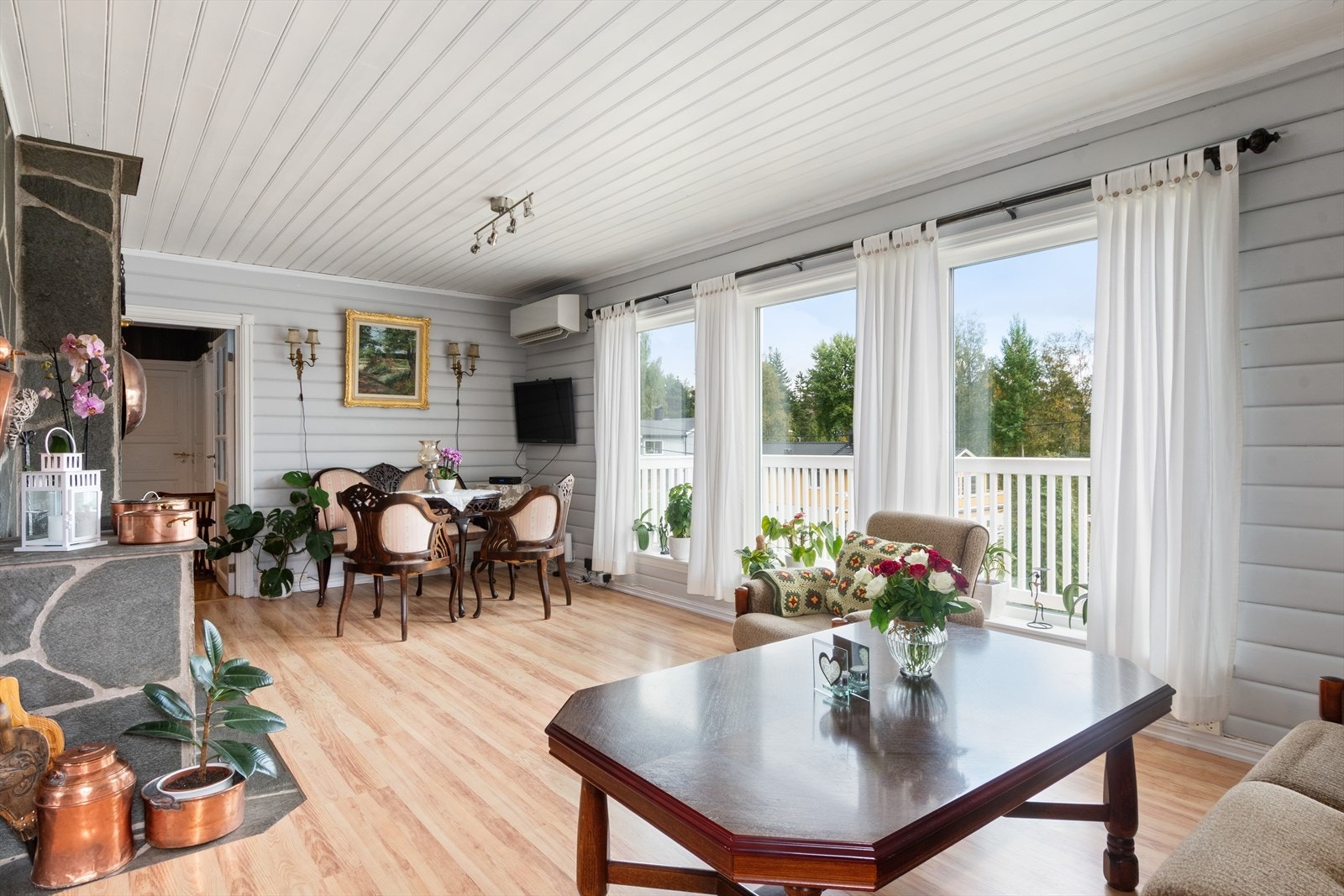 Store vindusflater skaper godt med naturlig belysning. Galleribilde