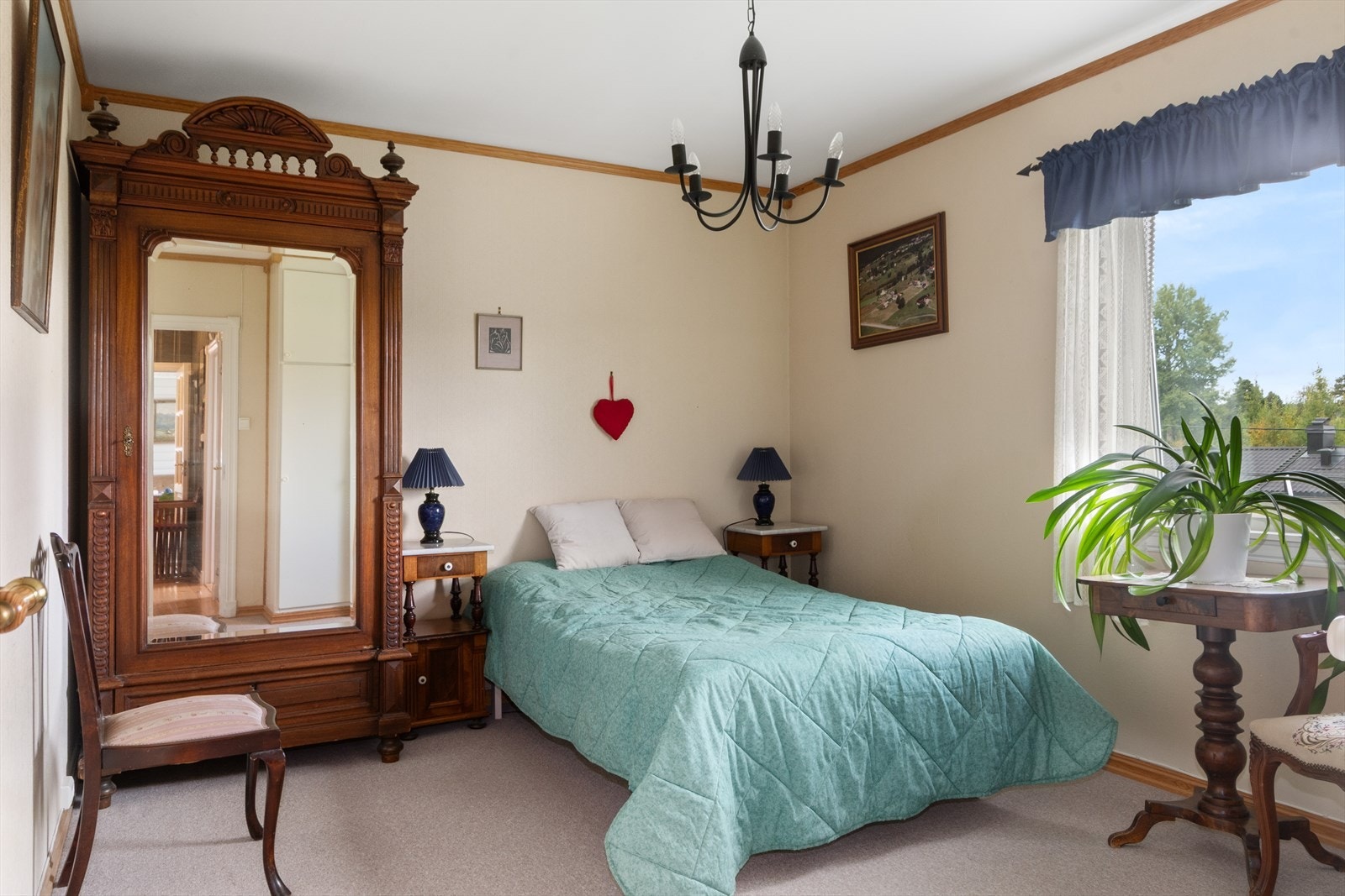 Det største soverommet med teppe på gulvene. Galleribilde