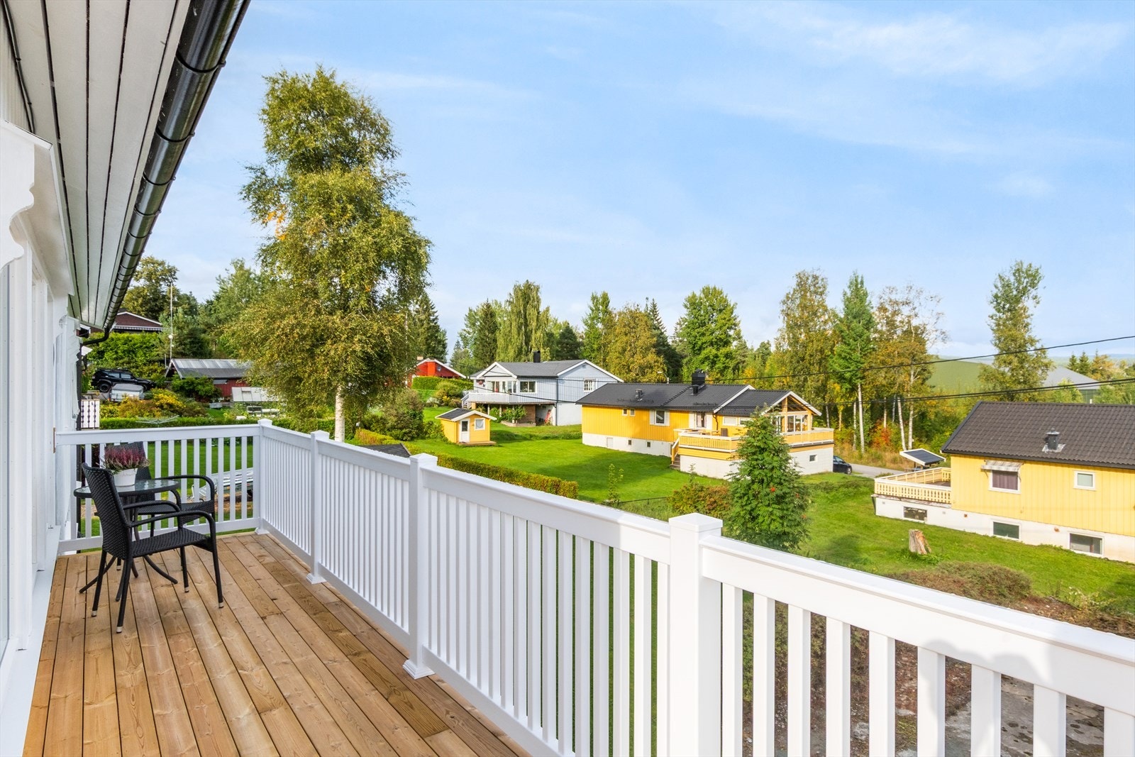 Terrassen går rundt på 2 sider av huset. Galleribilde