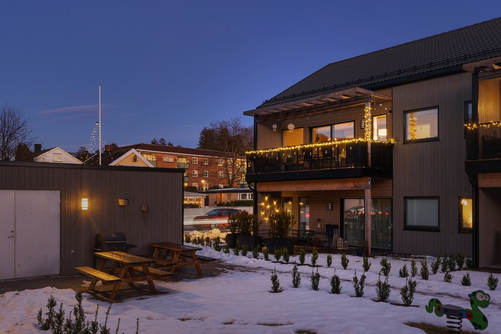 Sameiets fellesareal er pent opparbeidet med gangarealer, hageanlegg med gressplen, drivhus, hellelagt sitteområde og lekeapparater for barna. Galleribilde