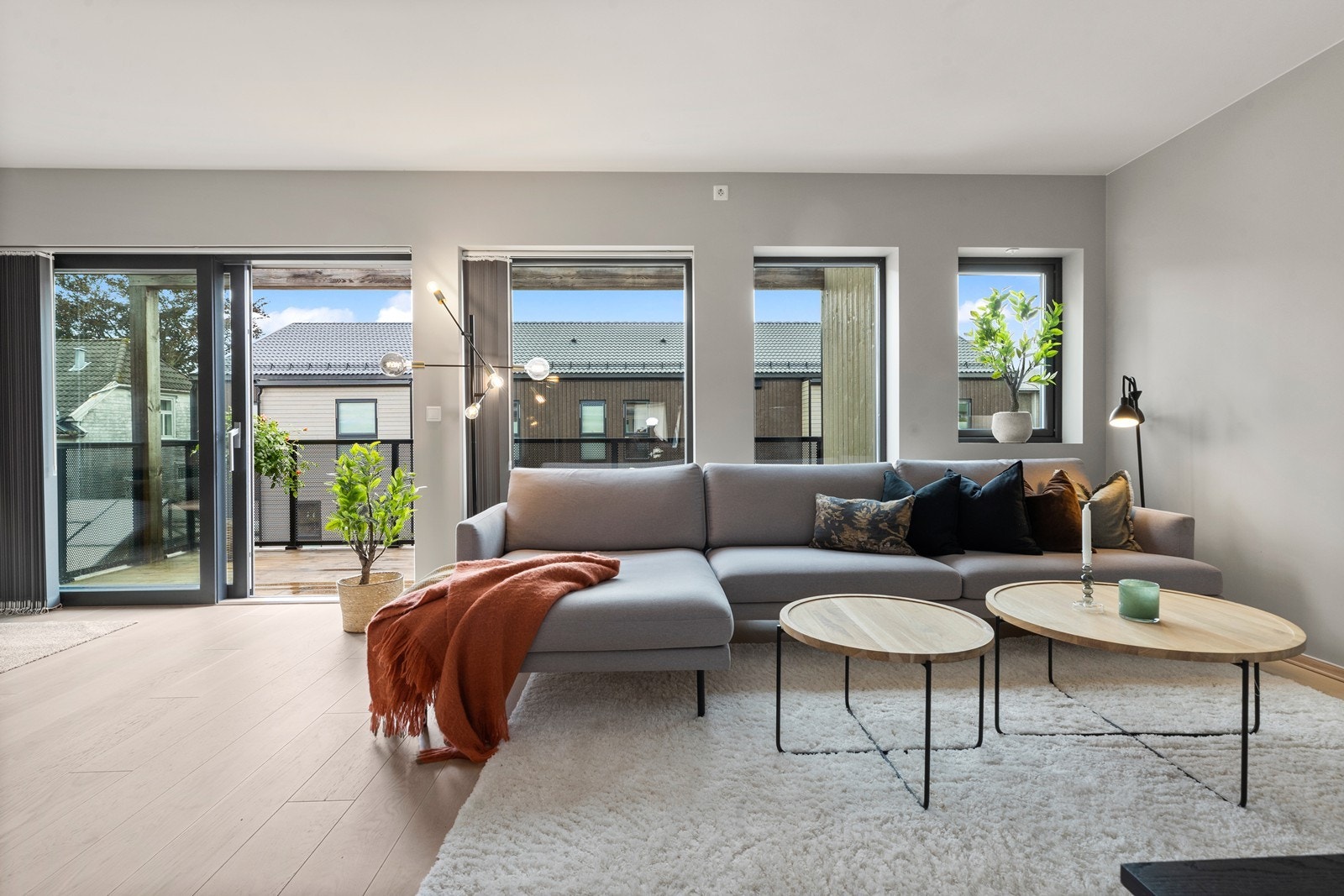 Leiligheten er tilknyttet sentralt varmeanlegg med fjernvarme, som gir god oppvarming til boligen. Galleribilde