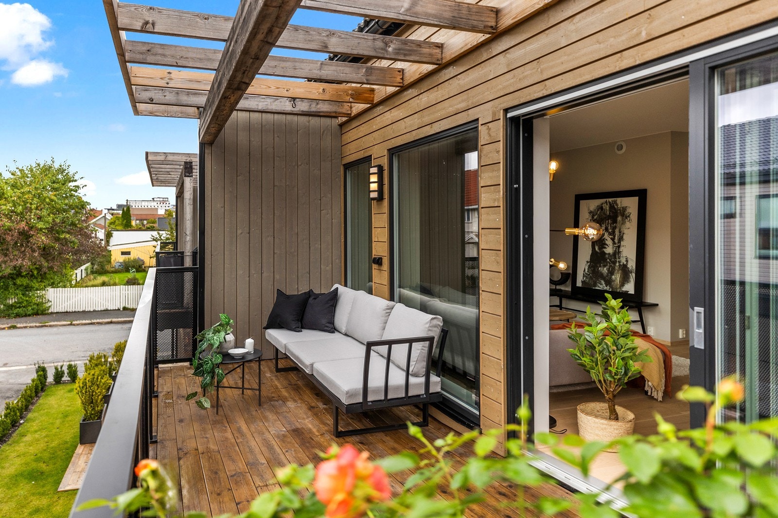 Til leiligheten følger en hyggelig uteplass med plass til utemøbler. Galleribilde