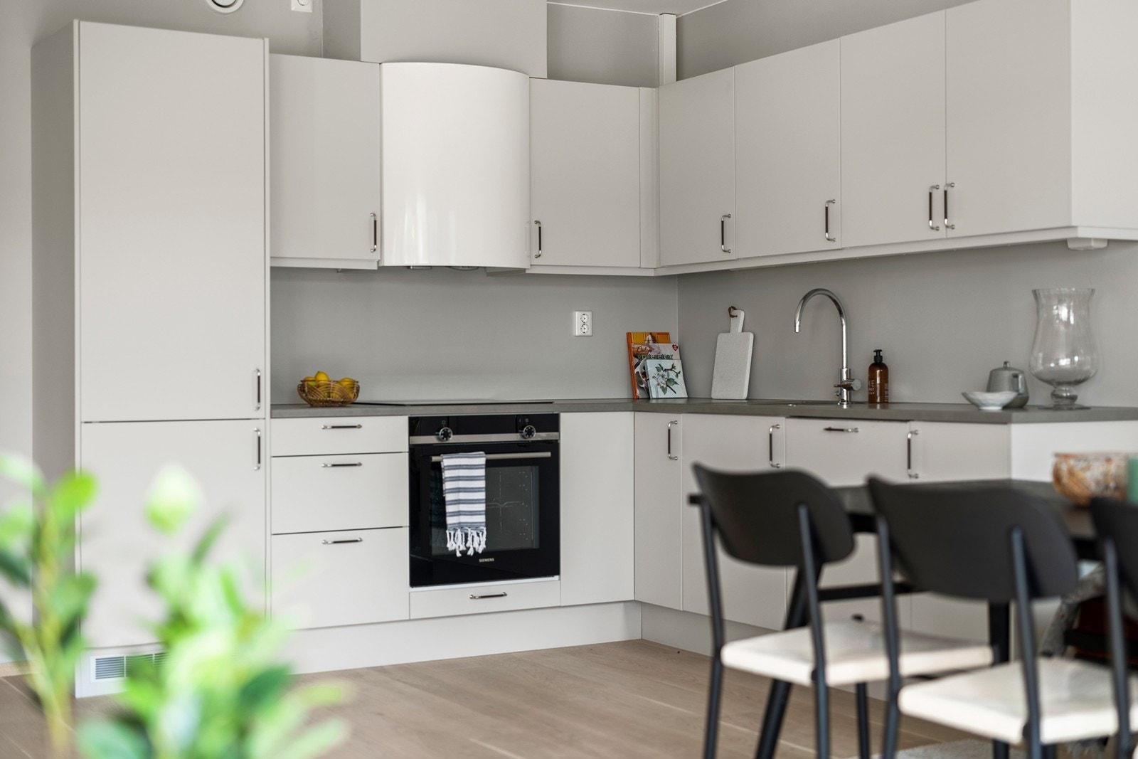 Slette pene overflater og laminat benkeplate. Galleribilde