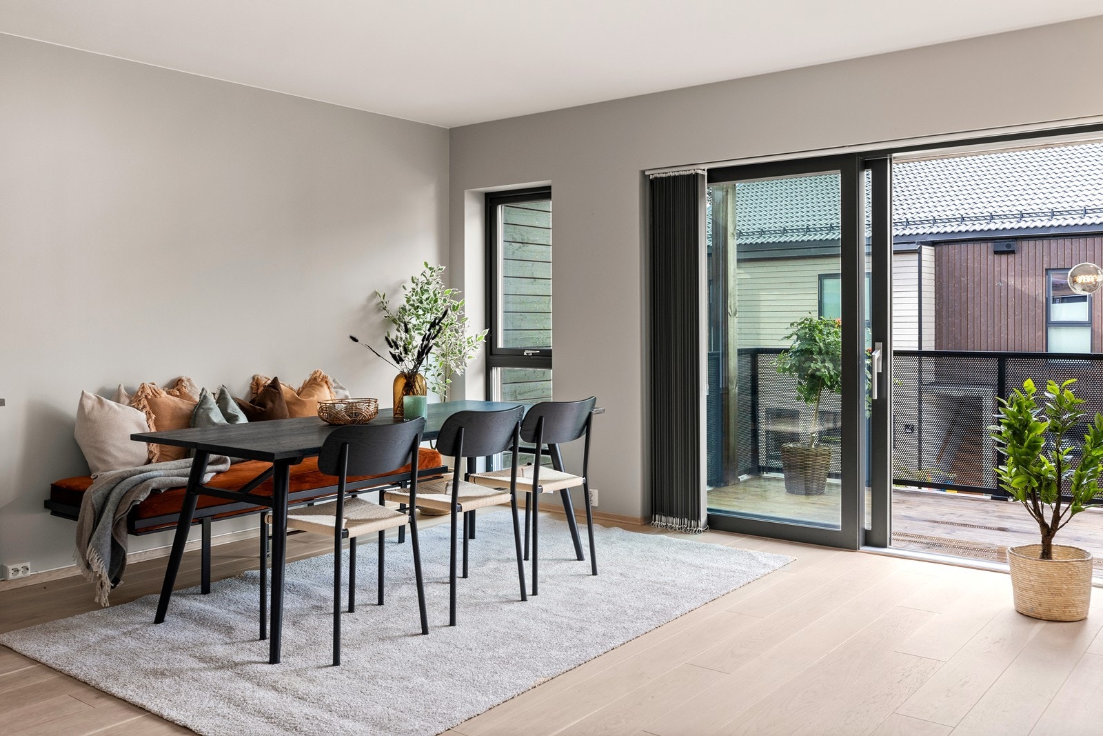 Spisegruppen er naturlig plassert nærmest kjøkkenet. Galleribilde