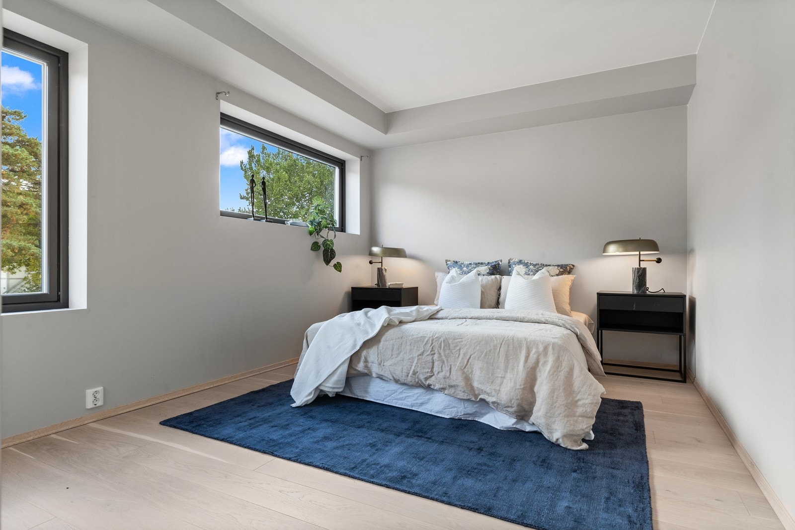 Hovedsoverommet har plass til både seng i god størrelse og diverse soveromsmøbler. Galleribilde