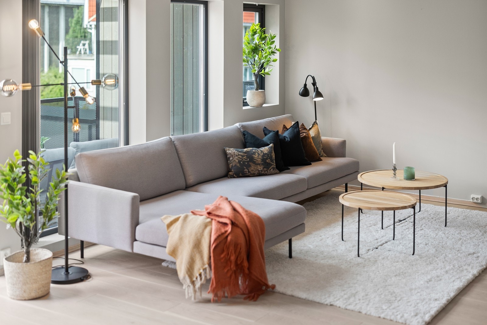 Det er plass til en hyggelig sofasone med tilhørende småmøbler og TV. Galleribilde