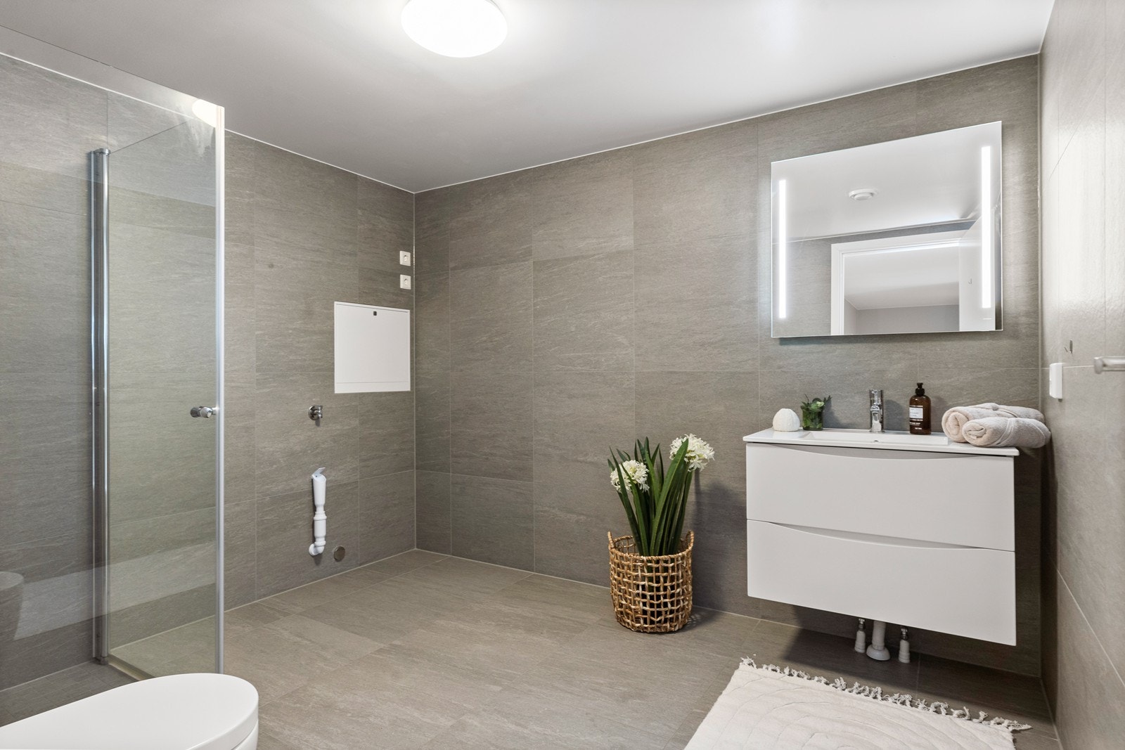 I tillegg er det veggmontert WC og dusjhjørne. Galleribilde