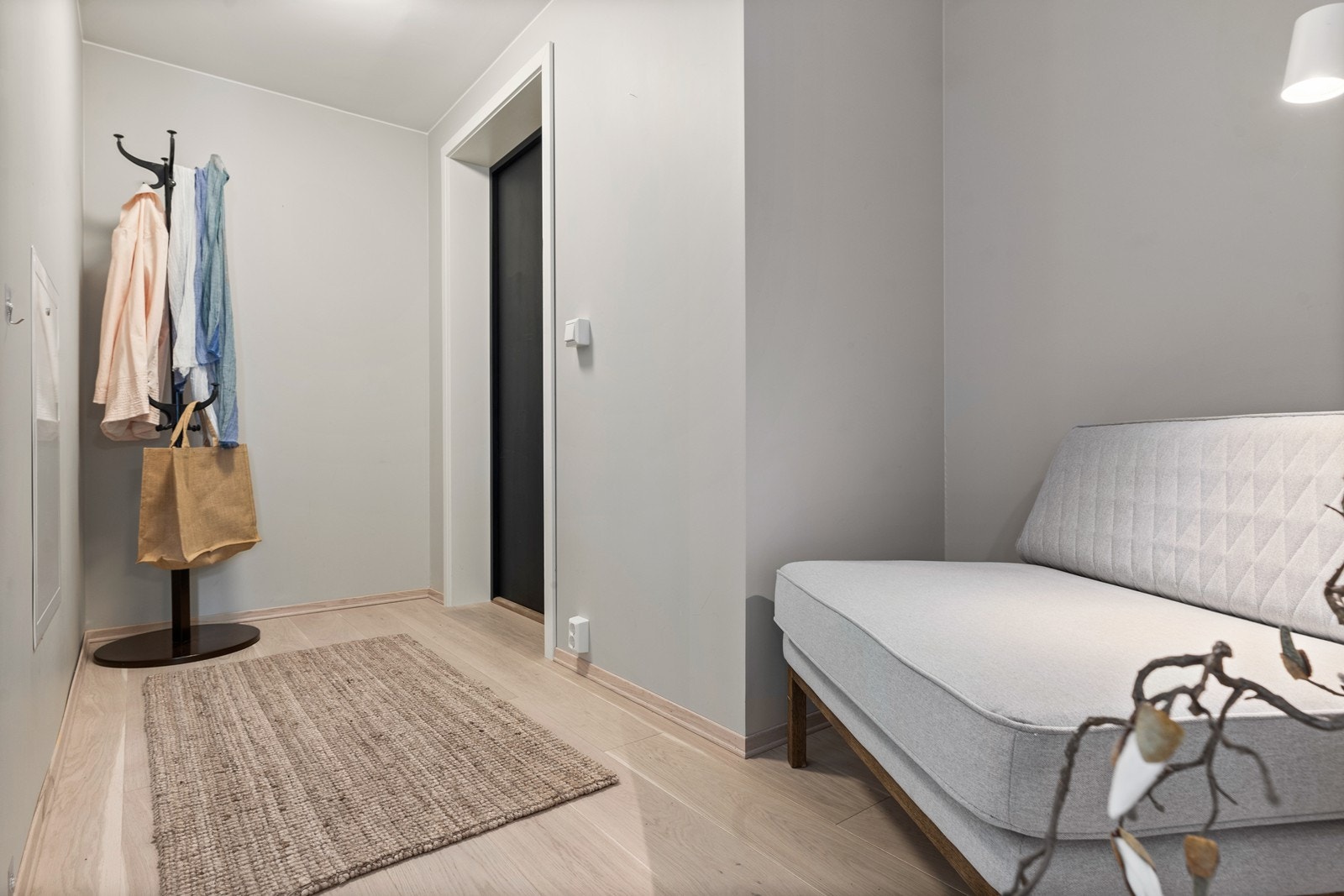 Lys og innbydende gang med plass til garderobeløsning. Galleribilde