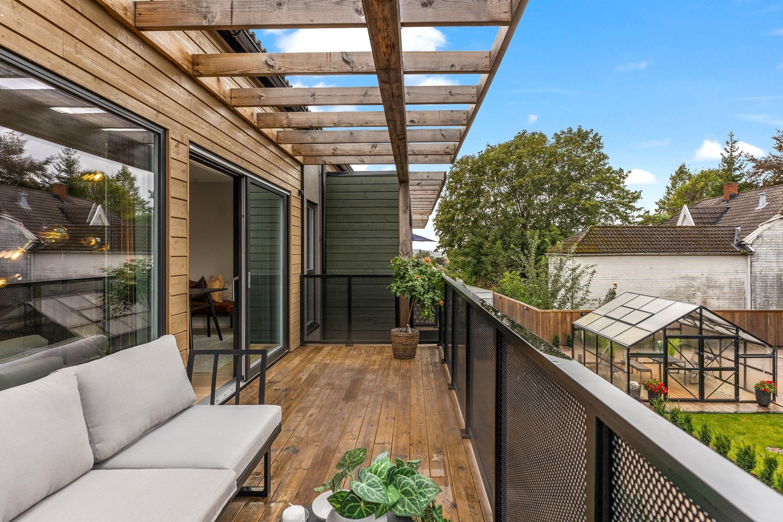 Utsikt fra verandaen mot de flotte fellesarealene Galleribilde