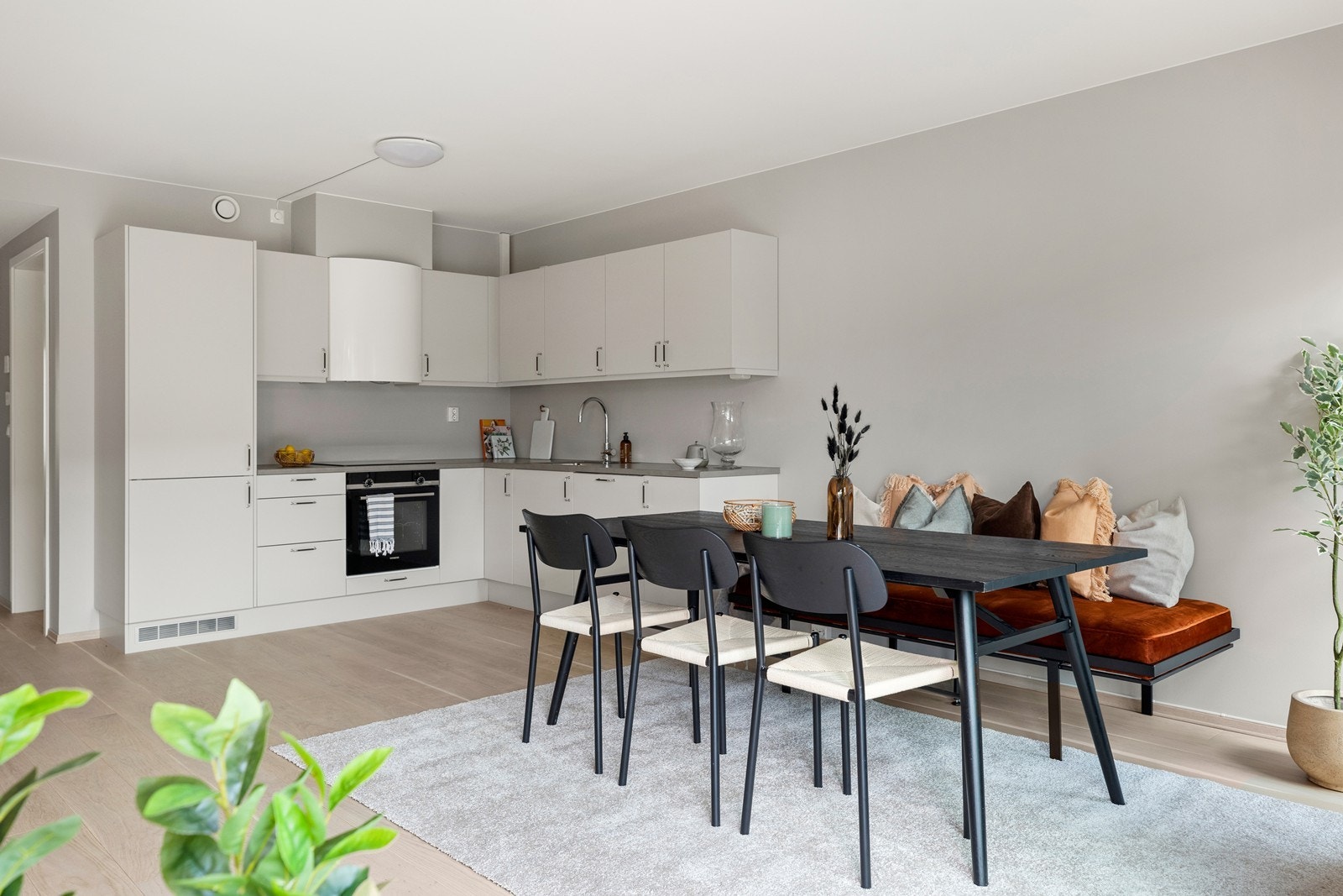 Kjøkkeninnredningen fra Sigdal er klassisk og diskret, med slette, lyse fronter og benkeplate av laminat. Det er integrerte hvitevarer. Galleribilde