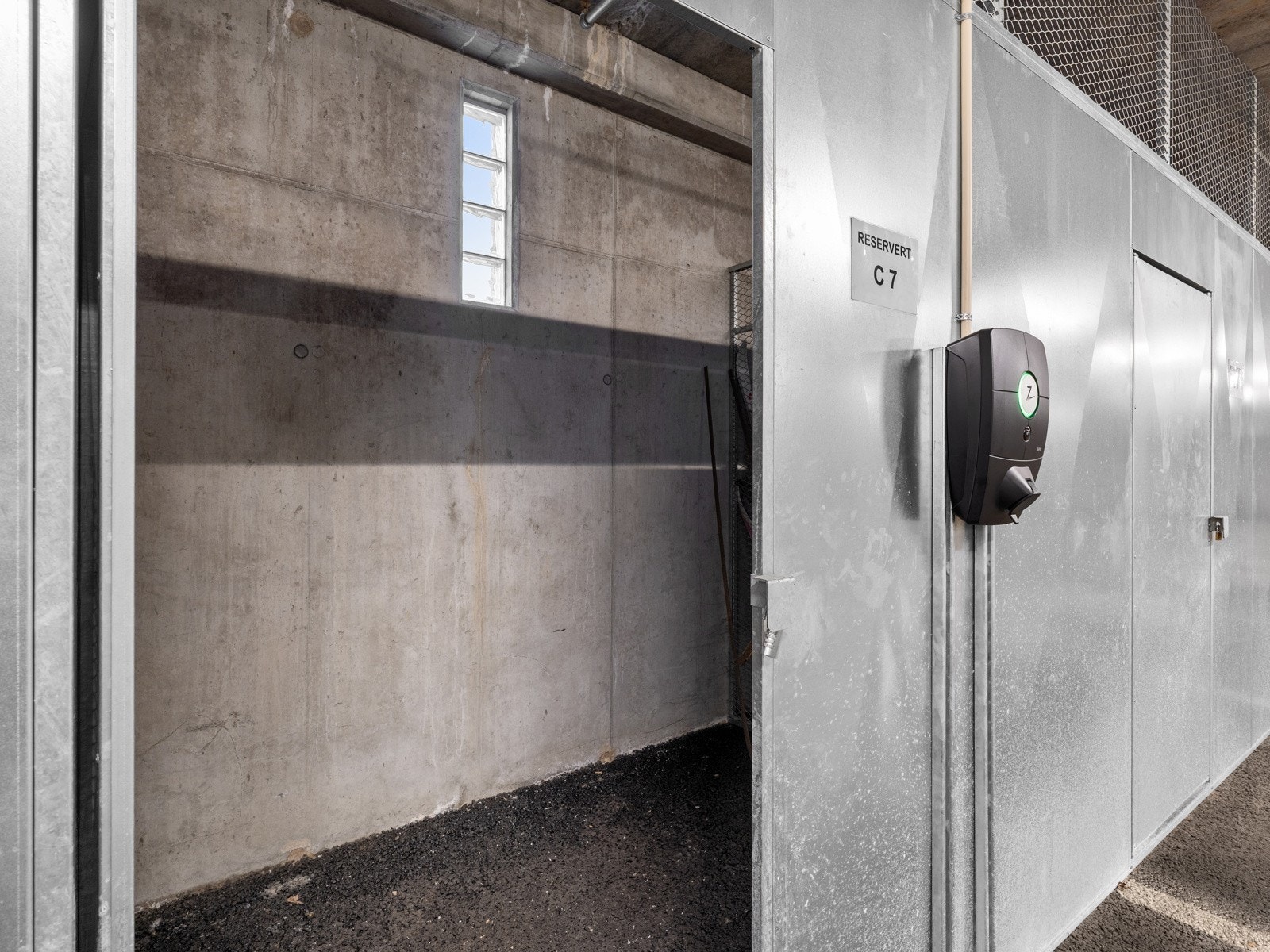 El-bil lader installert Galleribilde