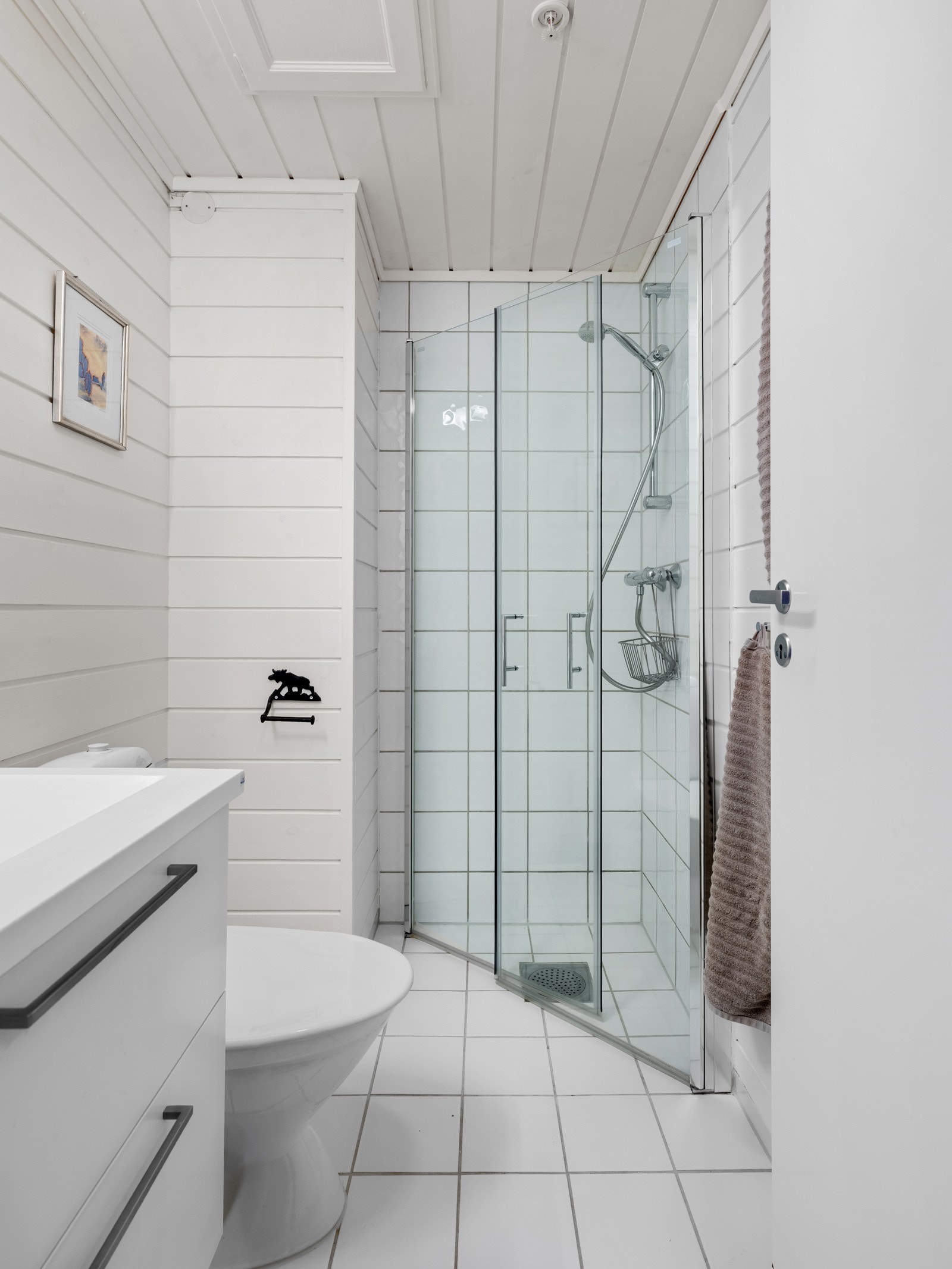 Bad med dusj og wc - Innadslående dusjdører for god utnyttelse av arealet Galleribilde