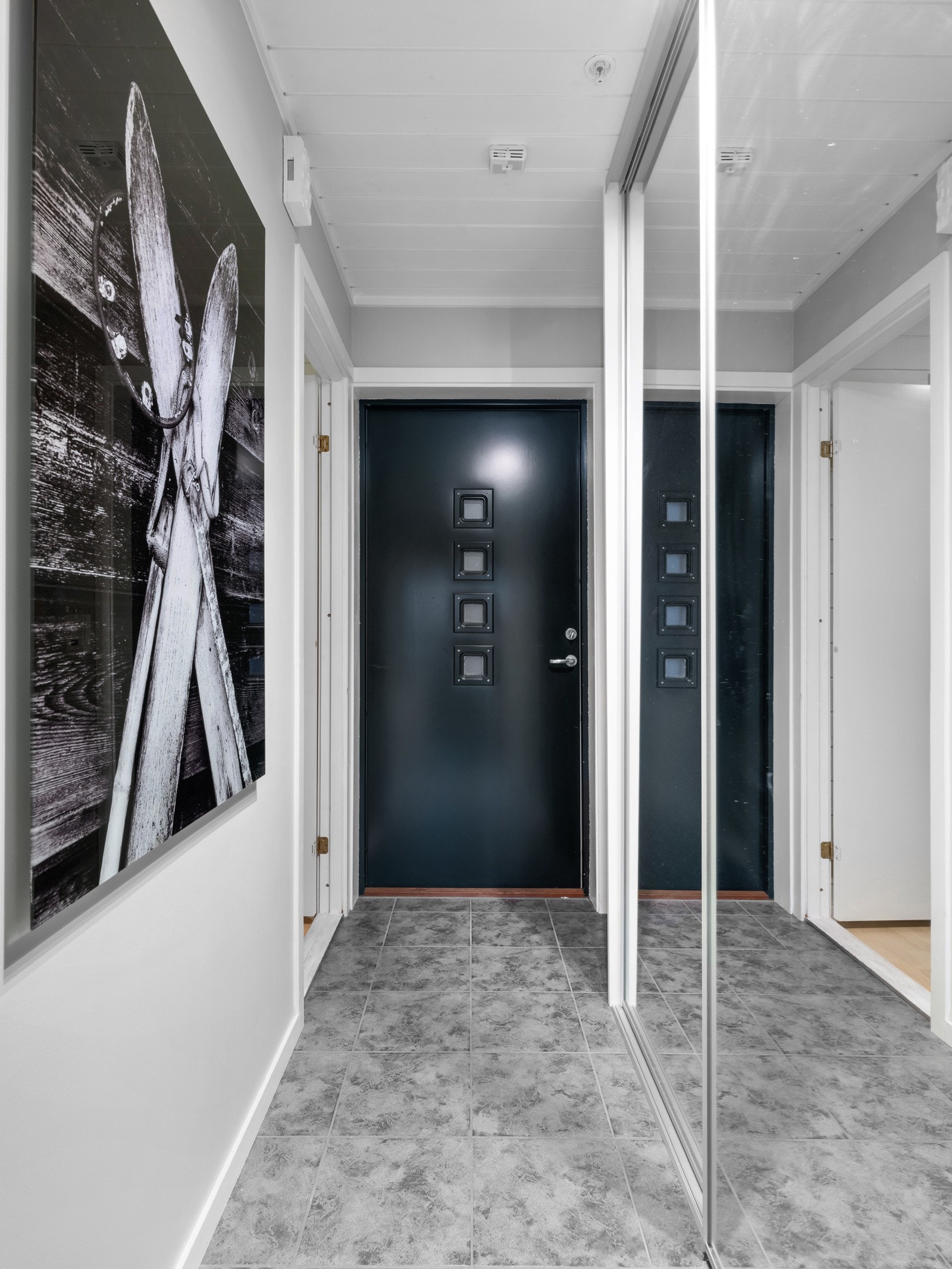 Fliselagt gang og gode oppbevaringsmuligheter Galleribilde