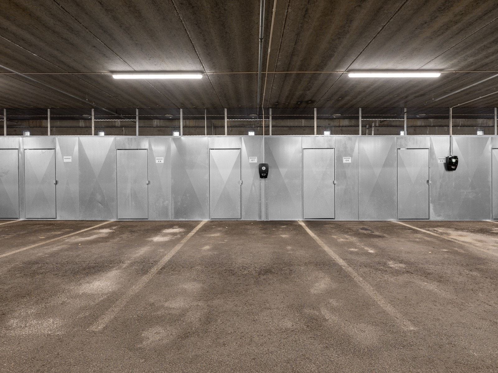 Garasjeplass + bod i lukket anlegg i blokkens underetasje Galleribilde