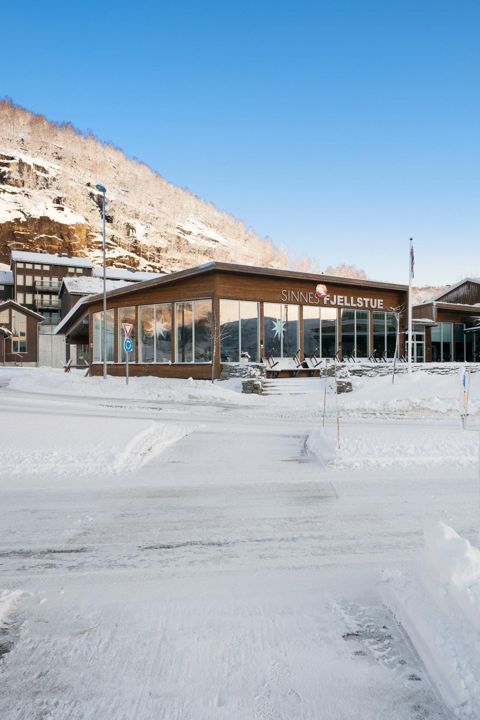 Sinnes Fjellstue rett over veien Galleribilde
