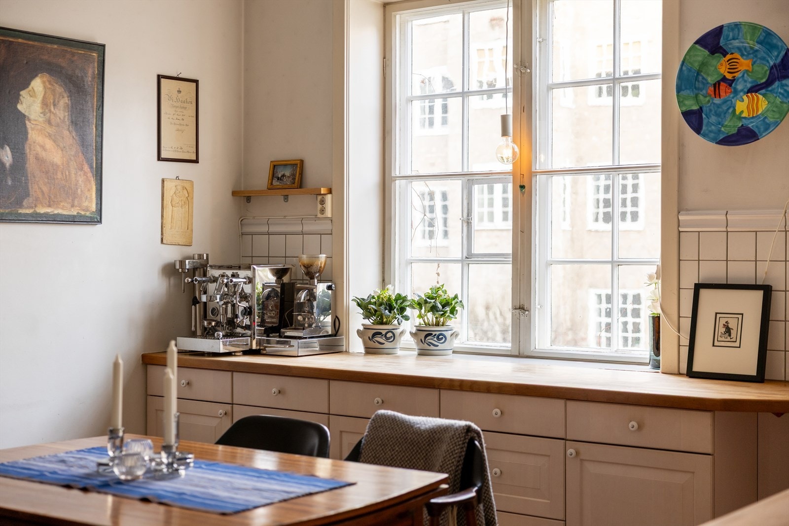 Originale doble vinduer tilfører leiligheten karakter og klassisk sjarm. Galleribilde