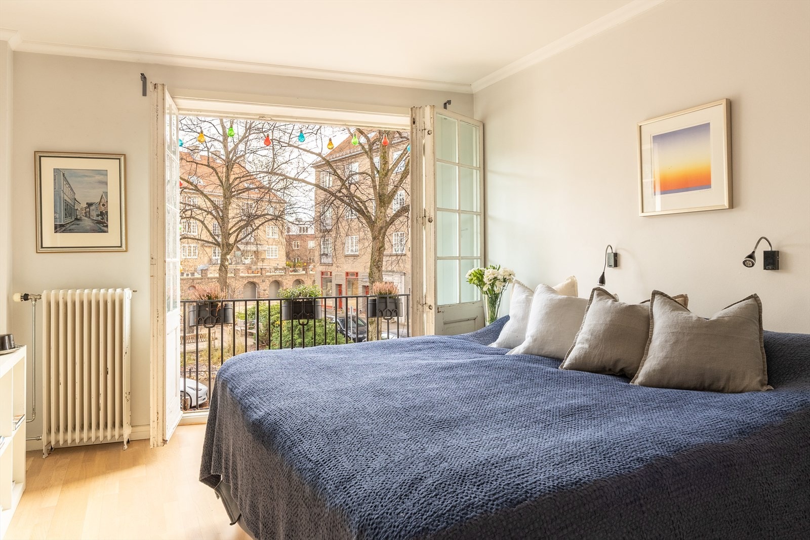 Balkongdøren kan åpnes helt opp - tenk å nyte en rolig morgenstund her, med morgensol og fuglekvitter fra parken utenfor. Galleribilde