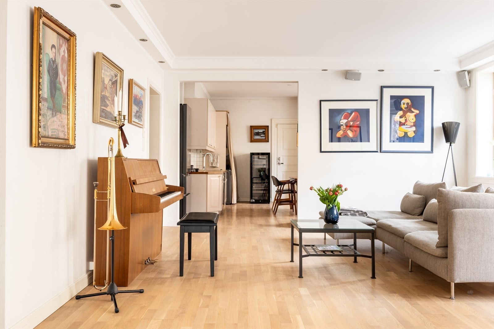 Oppvarming med radiatorer tilkoblet fjernvarmeanlegg. Leiligheten er tilknyttet felles varmtvann. Galleribilde