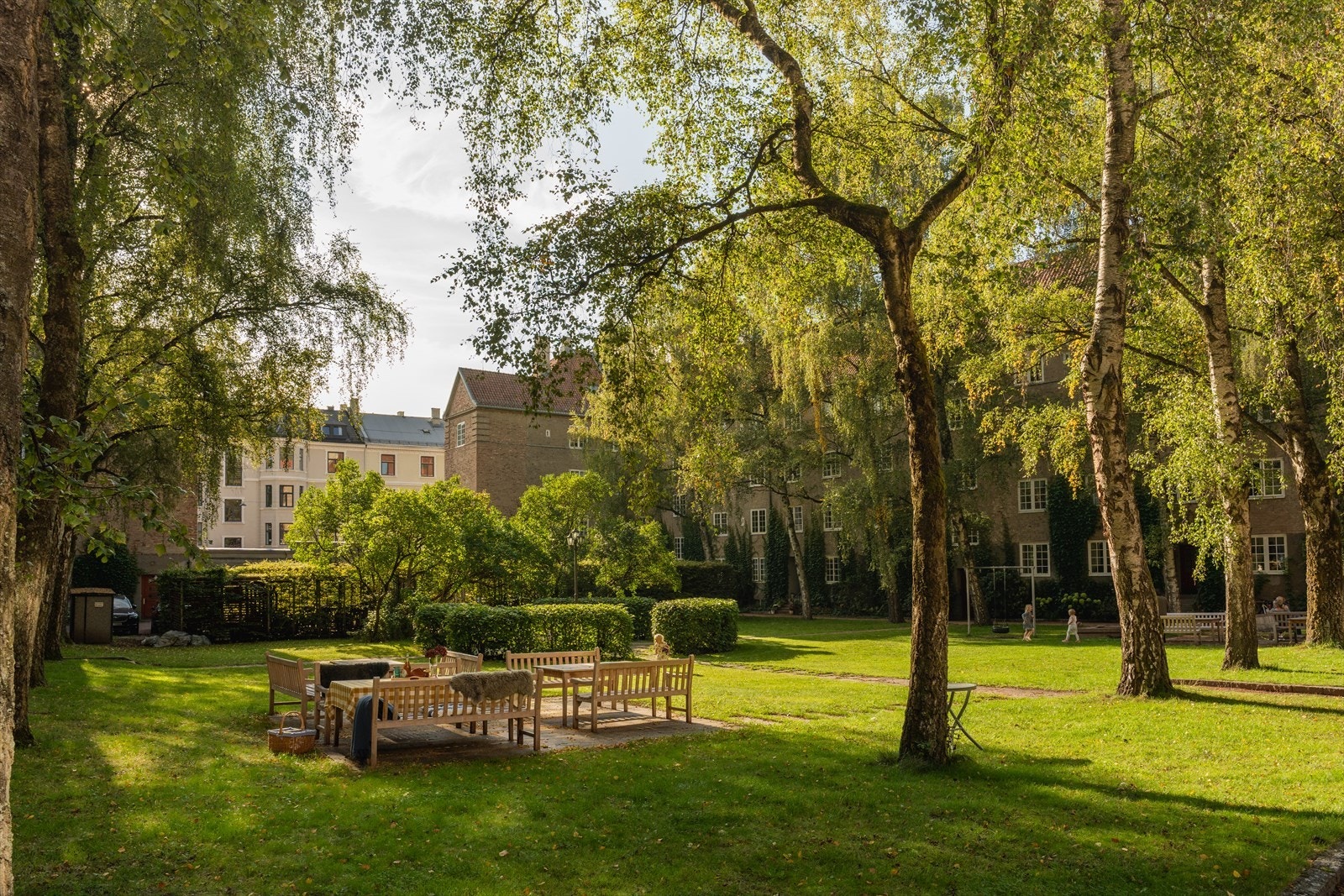 Grønn oase midt i byen med stort og idyllisk gårdsrom. Galleribilde
