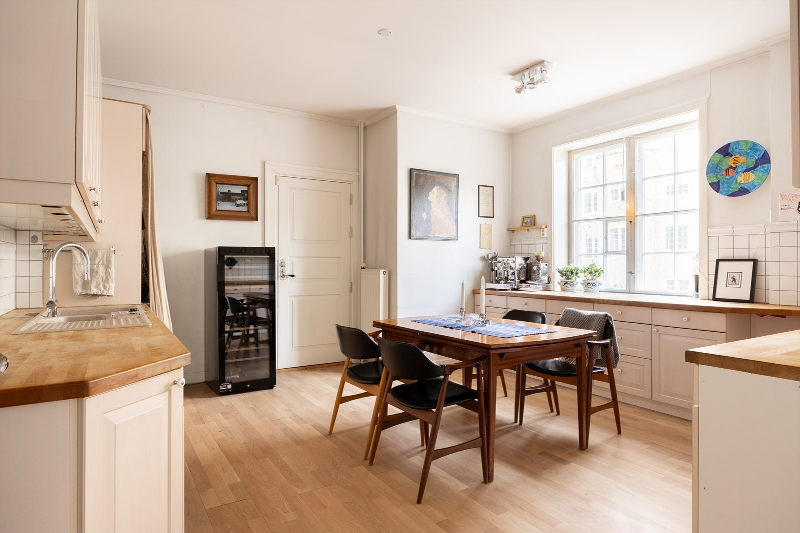 Romslig og hyggelig spisekjøkken, ustyrt med vaskemaskin, oppvaskmaskin og kjøleskap. Det er integrert stekovn og platetopp. Galleribilde