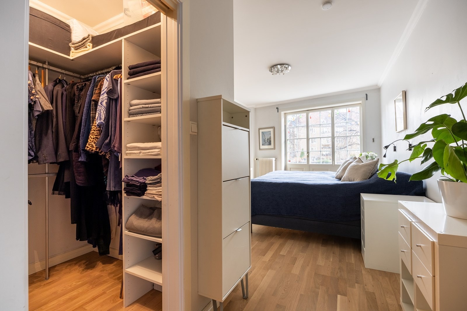 Soverommet har et praktisk walk-in-closet i tillegg til god plass til øvrig oppbevaring. Galleribilde