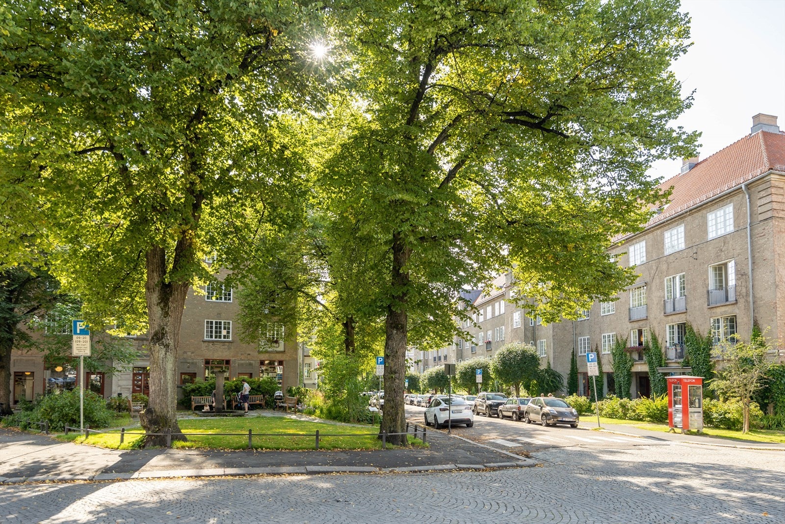 Idylliske omgivelser med blant annet lesekiosken hvor du kan ta en bok og sette igjen en du vil dele med andre. Galleribilde
