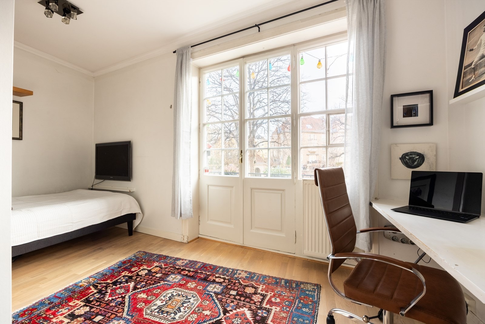 Soverom 2 med flott fransk balkong. Kan fint benyttes som en del av stuen etter ulike behov for soverom. Galleribilde