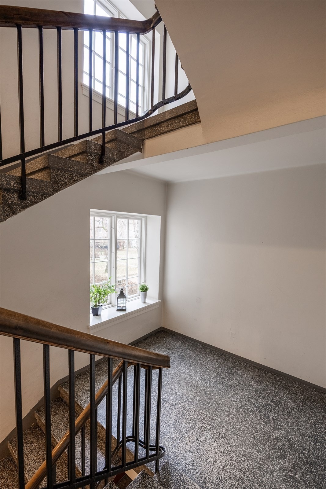 Innbydende trapperom med god plass til barnevogner nederst i inngangshallen. Galleribilde