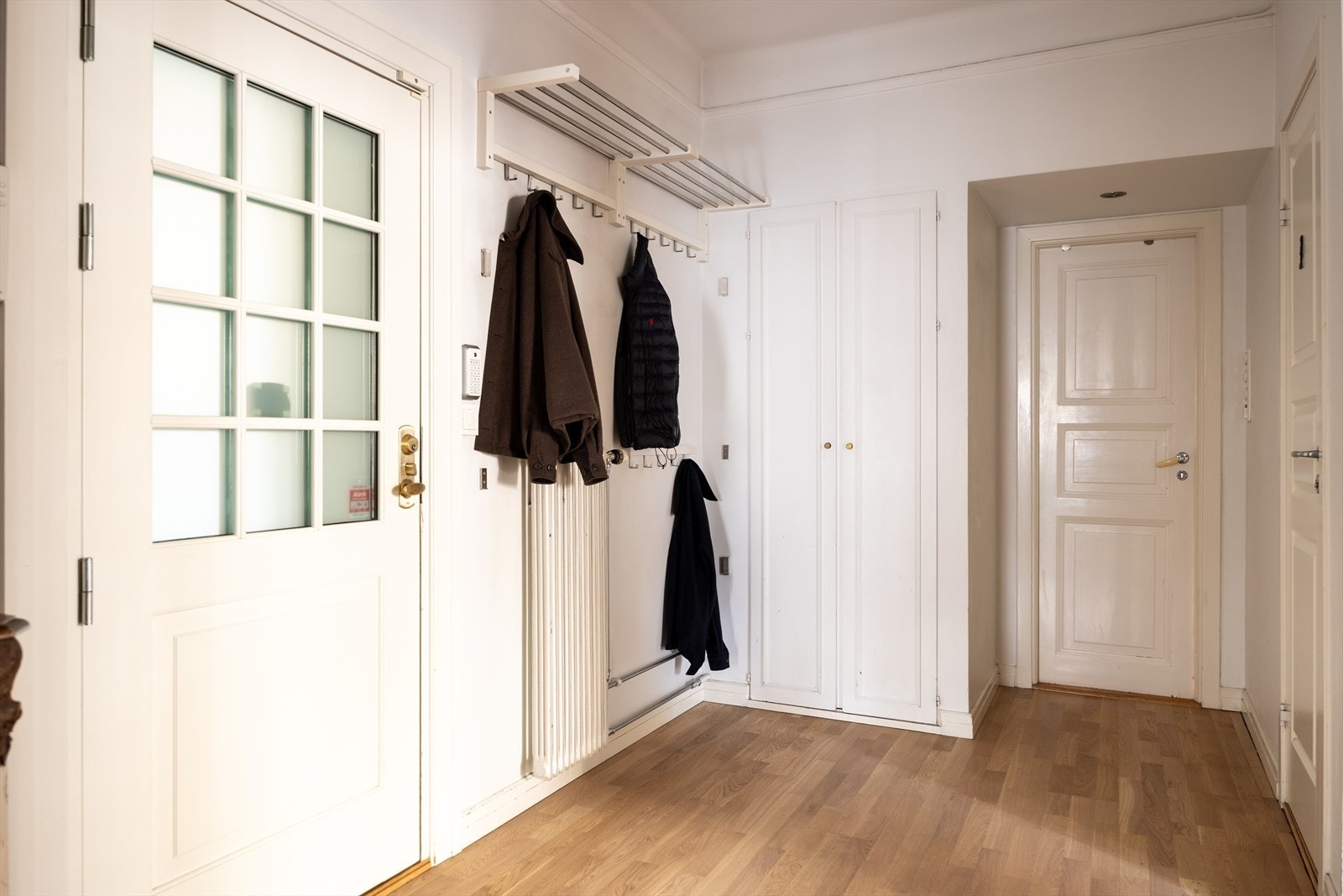 Godt med garderobeplass i leiligheten, som i tillegg disponerer hele 40 kvm bodareal, fordelt på kjeller, loft og baktrapp. Galleribilde