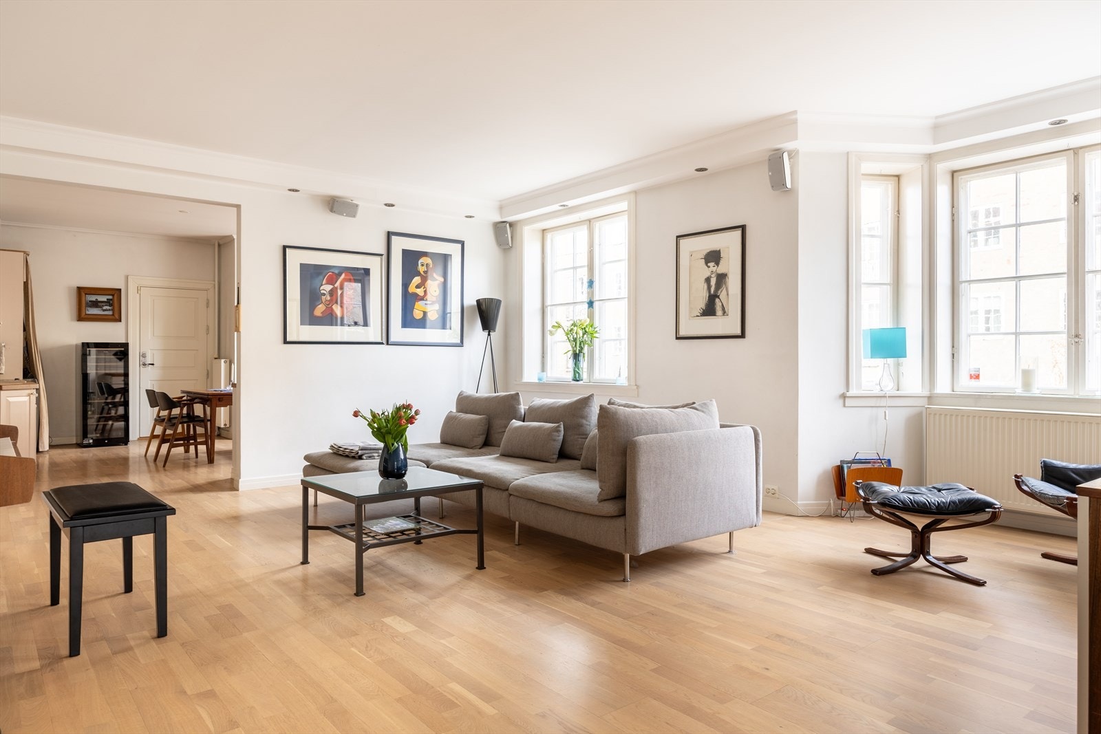 Den store stuen er enkel å møblere i flere soner, og takhøyden på 263 cm gir en svært god romfølelse. Galleribilde