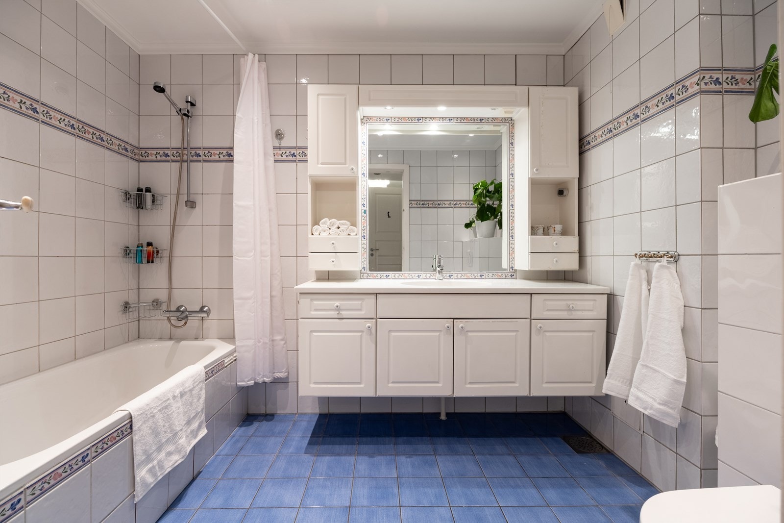 Badet er av god størrelse og er utstyrt med badekar, toalett, servant, samt gode oppbevaringsmuligheter. Galleribilde