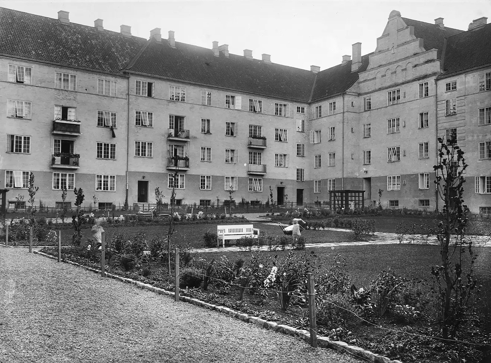 Indre gård i 1922 - Her har det vært et trygt og godt bomiljø for store og små i mange generasjoner. Foto: oslobilder.no Galleribilde