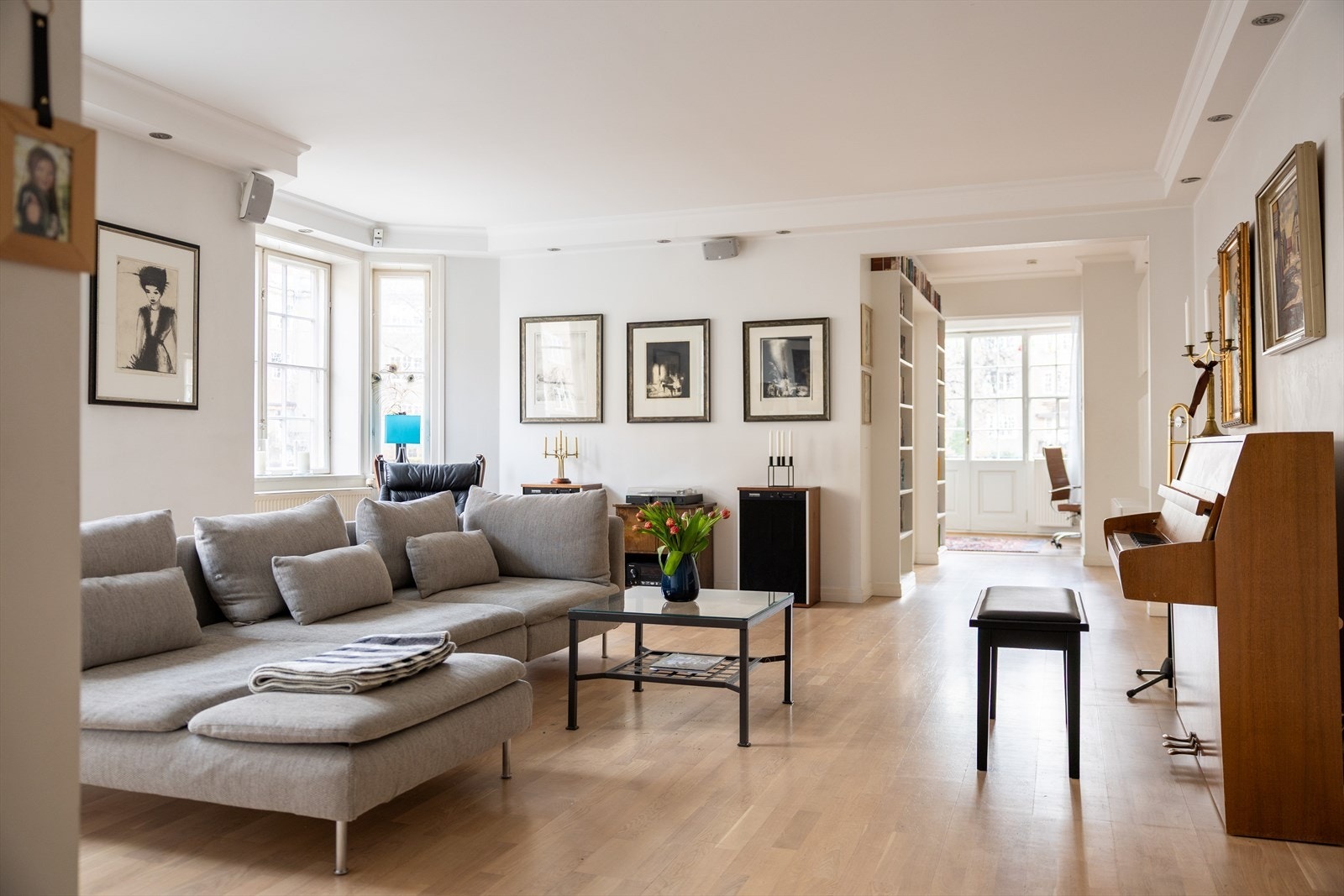 Meget god romfølelse og flotte lysforhold, takket være store vindusflater, karnapp og hjørnebeliggenhet med naturlig lys fra to retninger. Galleribilde