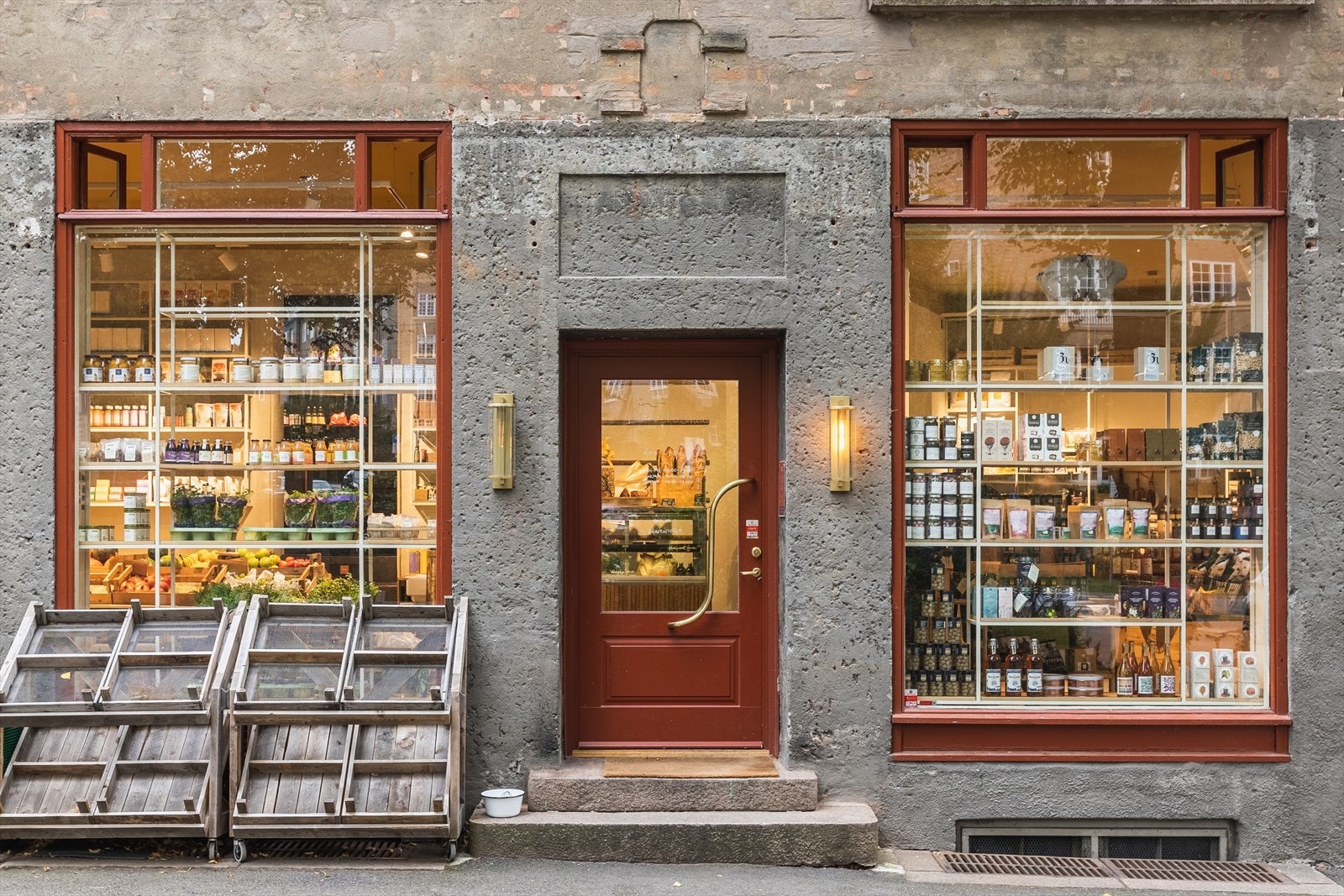 Delikatessebutikken Havens Kolonial ligger rett over gaten, med et innbydende utvalg av frukt og grønt, og ulike delikatesser. Galleribilde