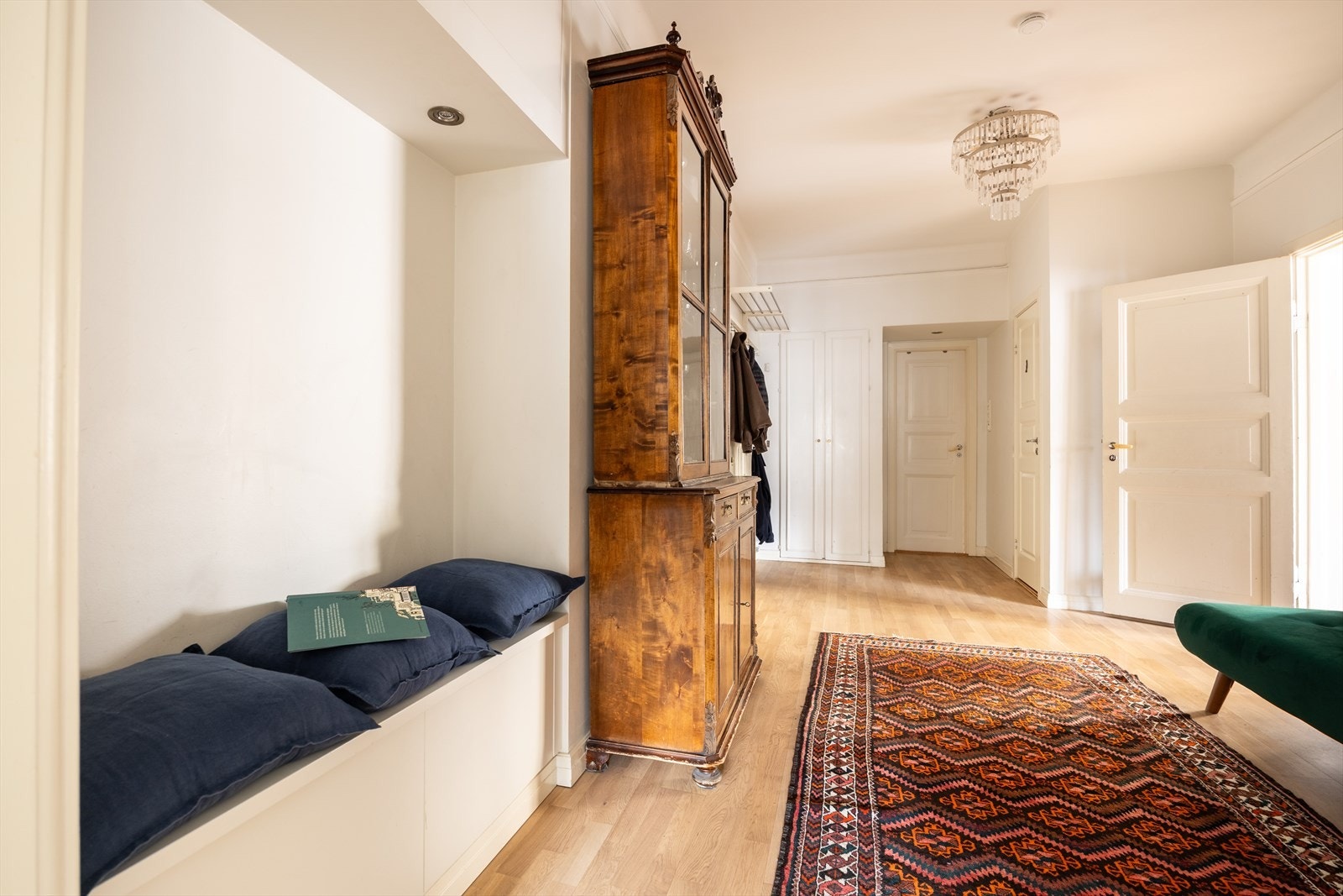 Stor og oversiktlig entré som binder leiligheten godt sammen, med direkte tilgang til bad, toalett, stue og hovedsoverom. Galleribilde