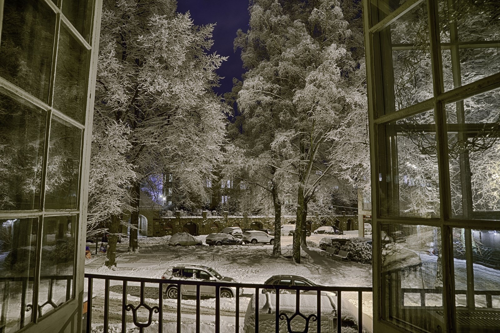 Leiligheten har to franske balkonger, med flott utsyn mot nærparken Lille Jacob - vinterstemning fra soverom 2. © Tom Helge Vik Galleribilde