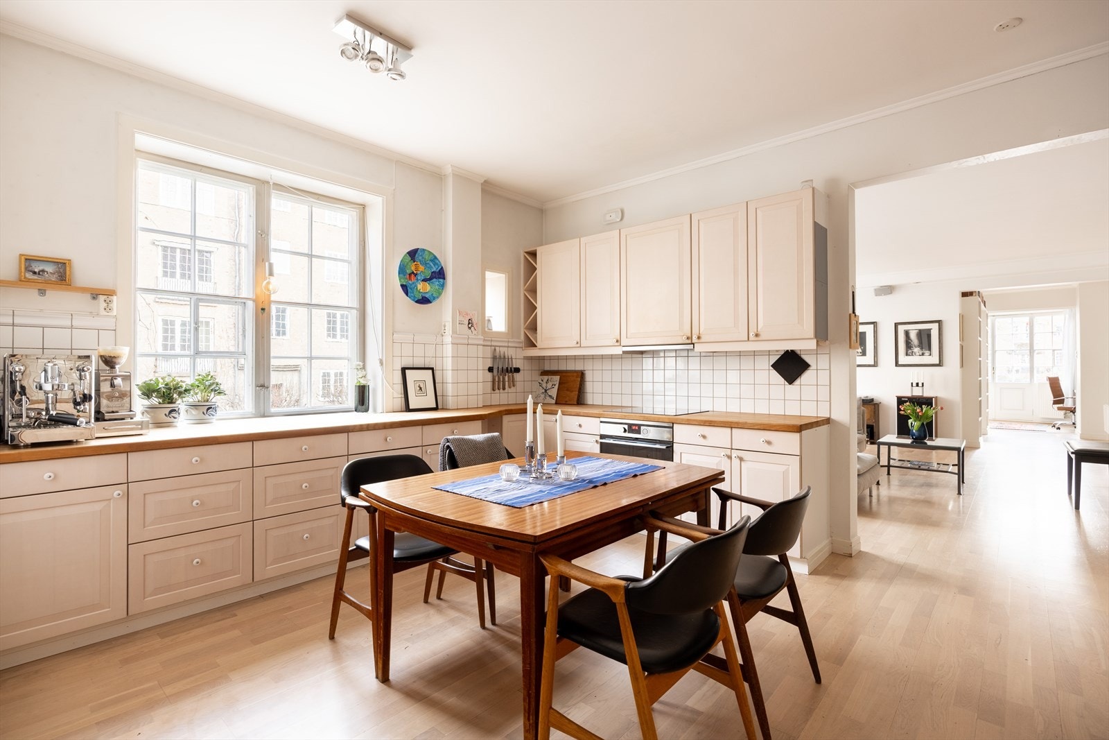 Stor og gjennomgående 4-roms hjørneleilighet med karnapp i vakker bygård på Jessenløkken. Foto: Daniel Bergsagel. Galleribilde