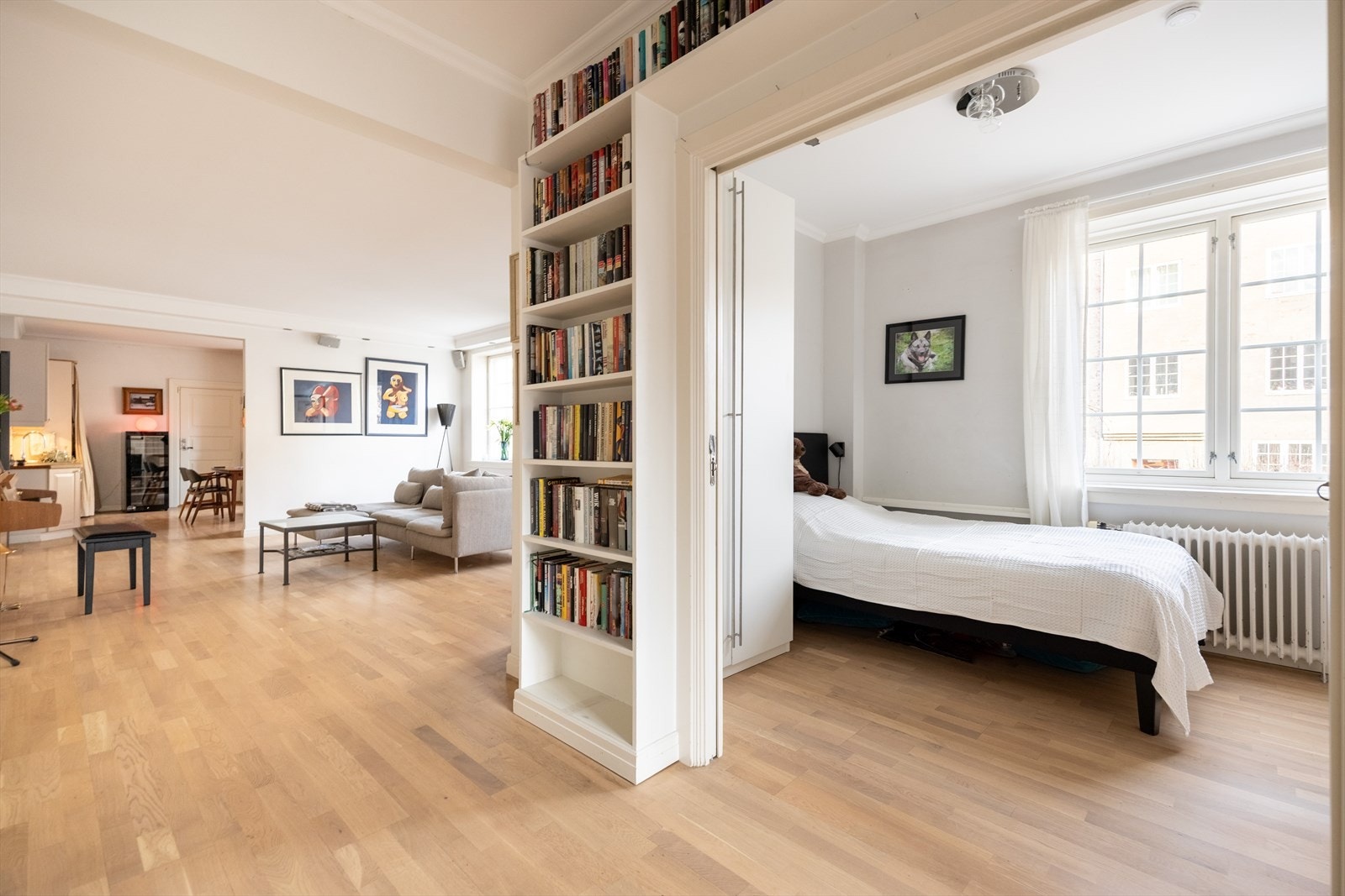 Fra stuen er det videre adkomst til leilighetens tre soverom - hvorav to av dem er praktisk avskilt fra stuen med skyvedører som både gir fleksibilitet i hverdagen og sørger for godt lysinnslipp. Galleribilde