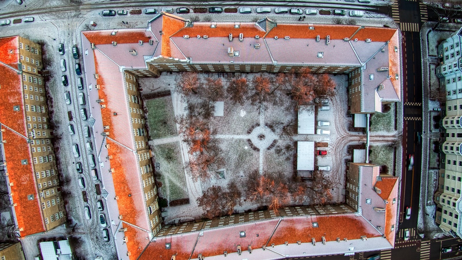 P-plass/garasjer til leie i sameiet etter ansiennitet. Øvrige parkeringsmuligheter er bl.a. kjøp/leie i Marienlyst garasjer, Fagerborg P-hus og beboerparkering. © Tom Helge Vik Galleribilde