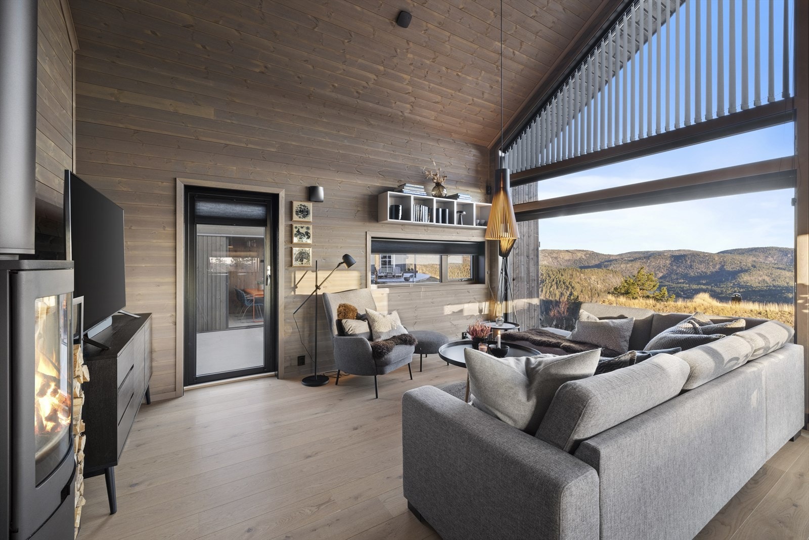 Det er utgang til uteplasser på både høyre og venstre side fra stuen Galleribilde