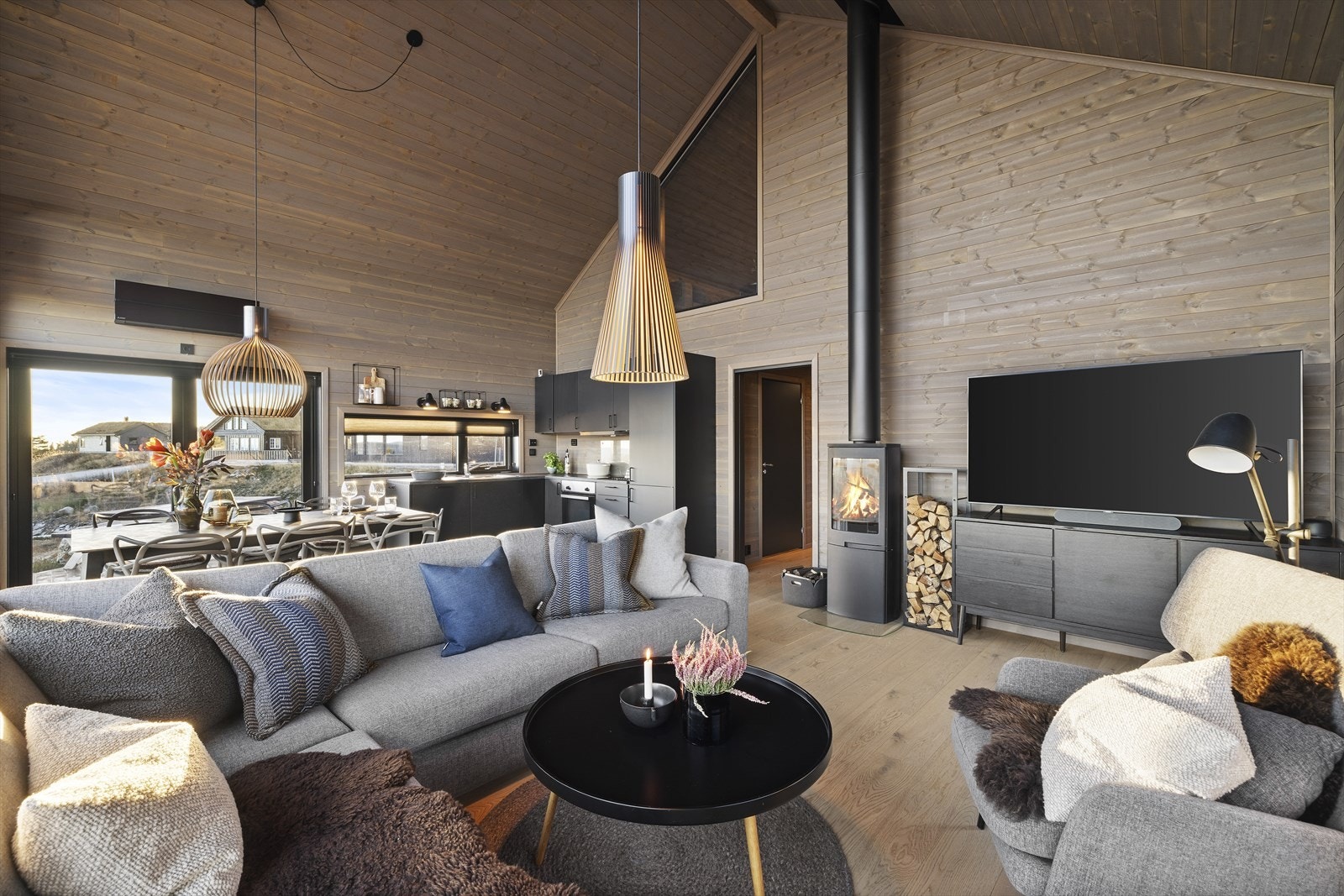 Både varmepumpe og vedovn sørger for god oppvarming av denne fritidsboligen Galleribilde