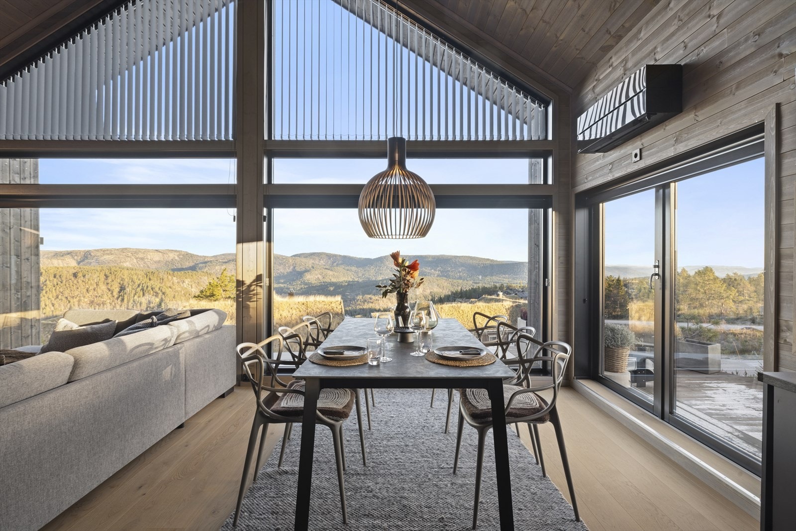 Det er god plass til langbord som innbyr til hyggelige og sosiale lag Galleribilde