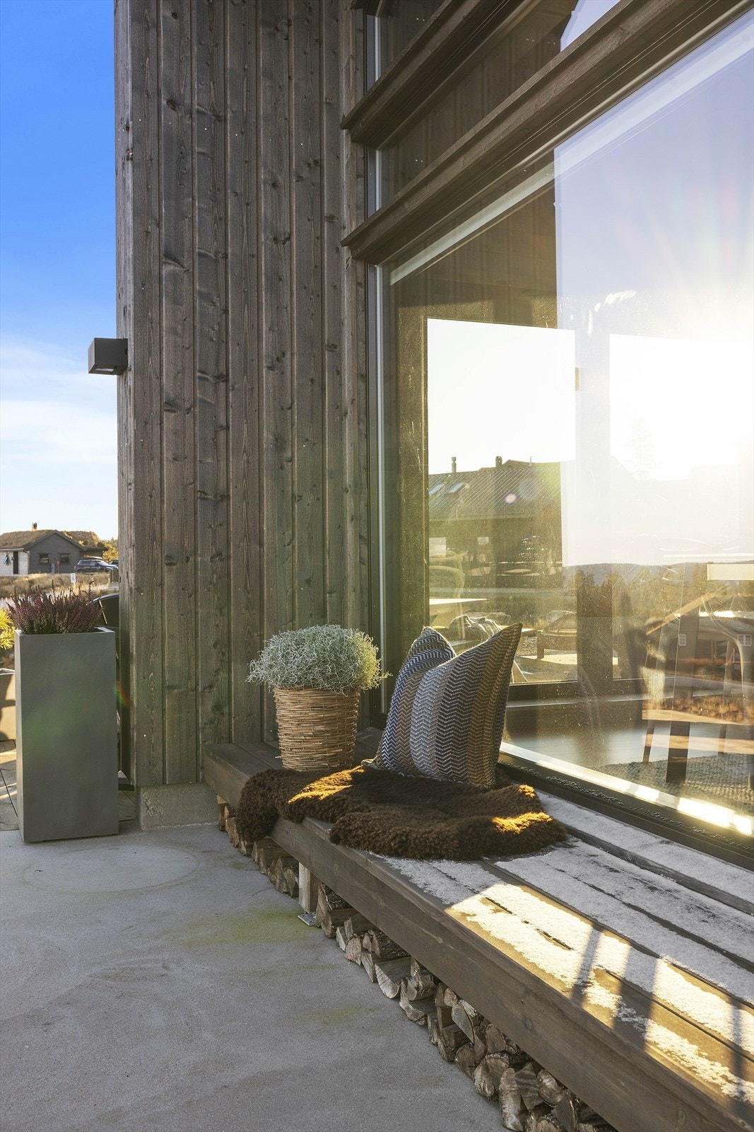 Plassbygde benker foran vinduene Galleribilde