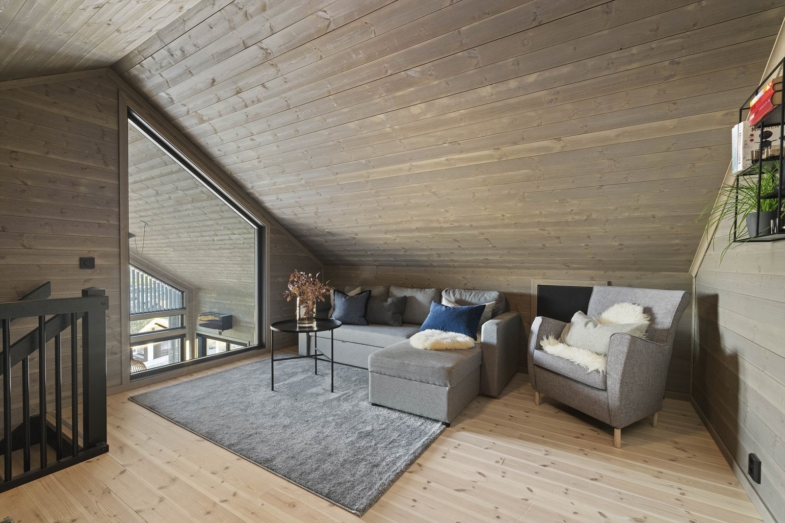 Hems - innredet som loftstue med plass til sofagruppe Galleribilde