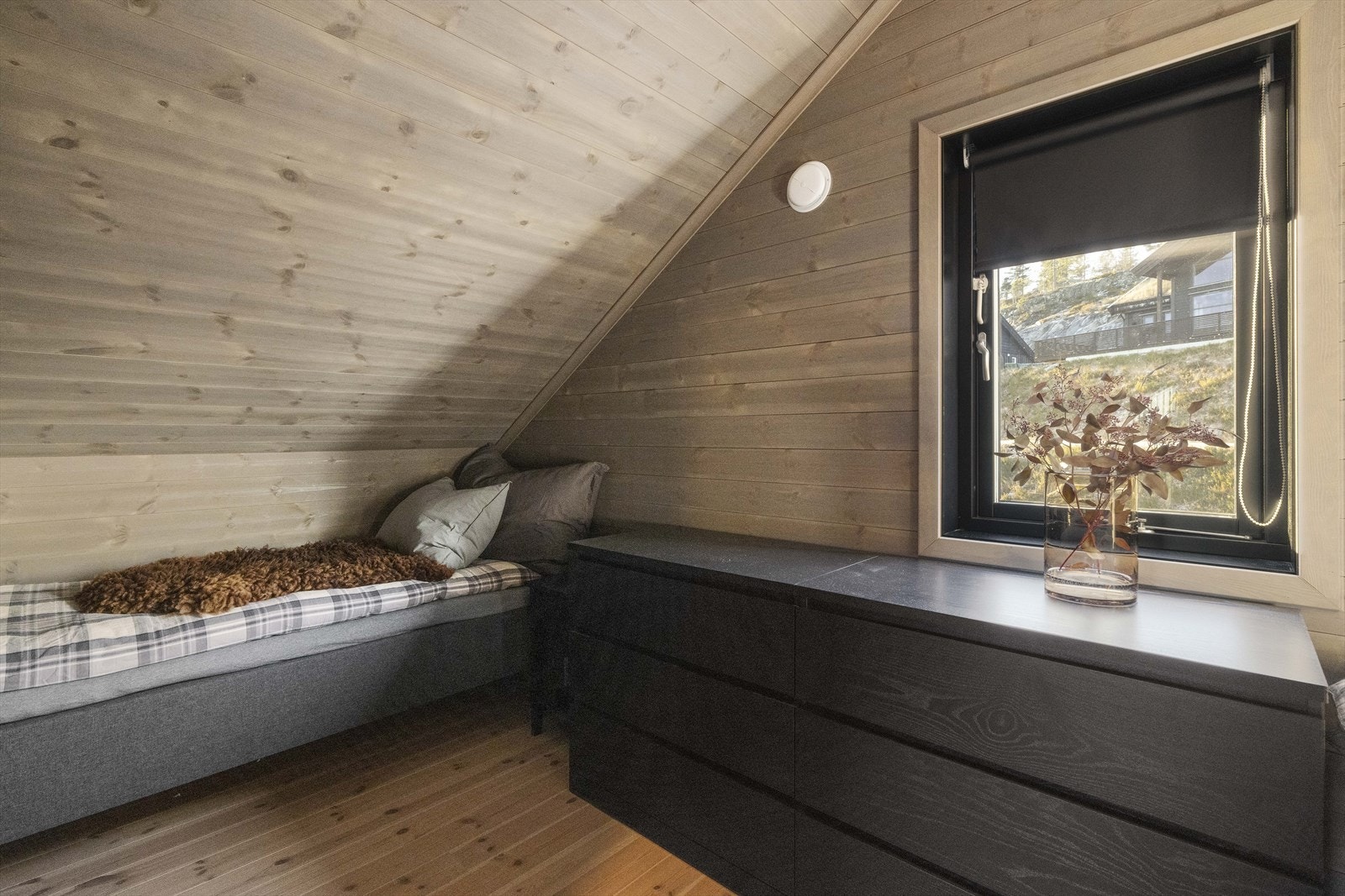 Soverom på hems - ikke godkjent som soverom grunnet takhøyde Galleribilde