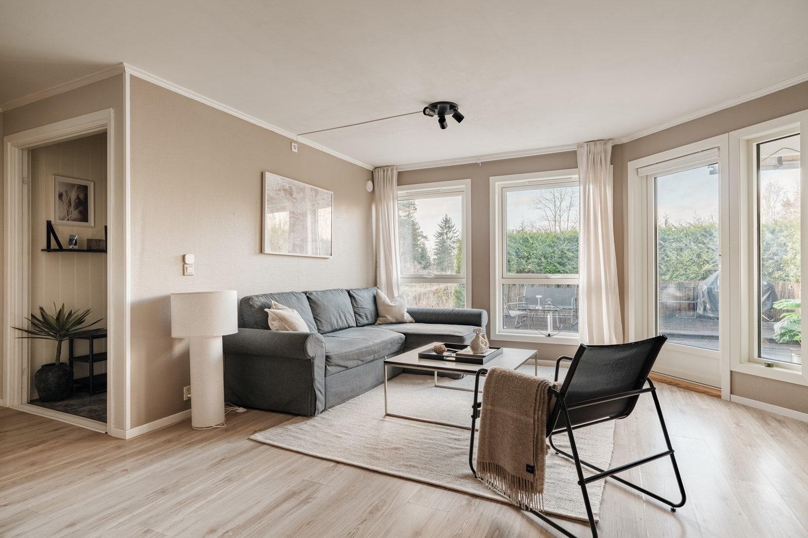 Store vindusflater fra 2023 slipper inn rikelig med dagslys og skaper en luftig følelse. Galleribilde