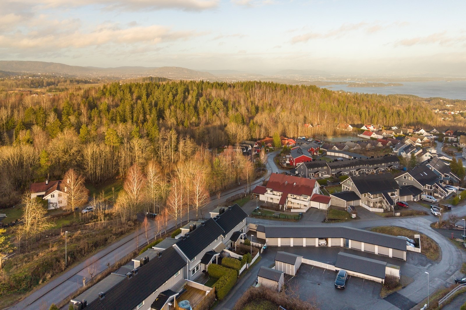 Boligen sogner til Arnestad barneskole og Vollen ungdomsskole, begge innen gangavstand via interne gangveier i boligfeltet. Det går også skyttelbusser og skolebuss for de minste. Galleribilde
