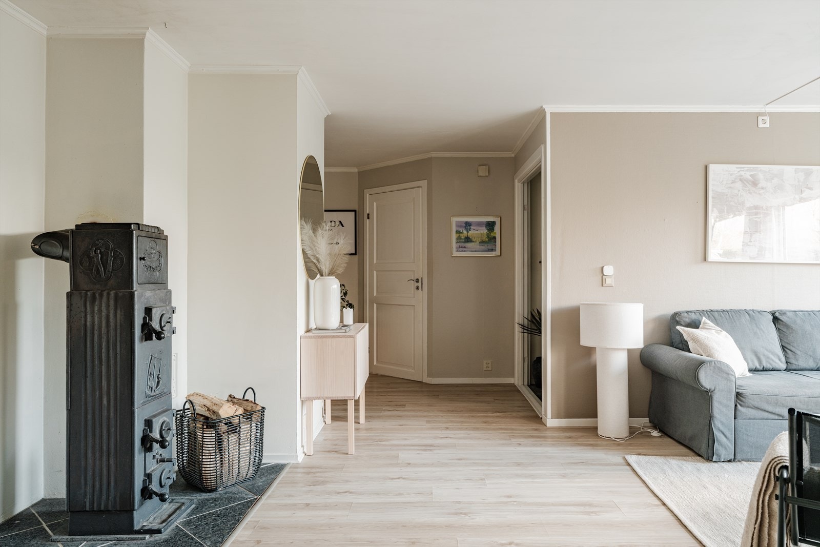 Tilstandsrapporten beskriver noe buling i enkelte skjøter på laminatgulvet. Galleribilde